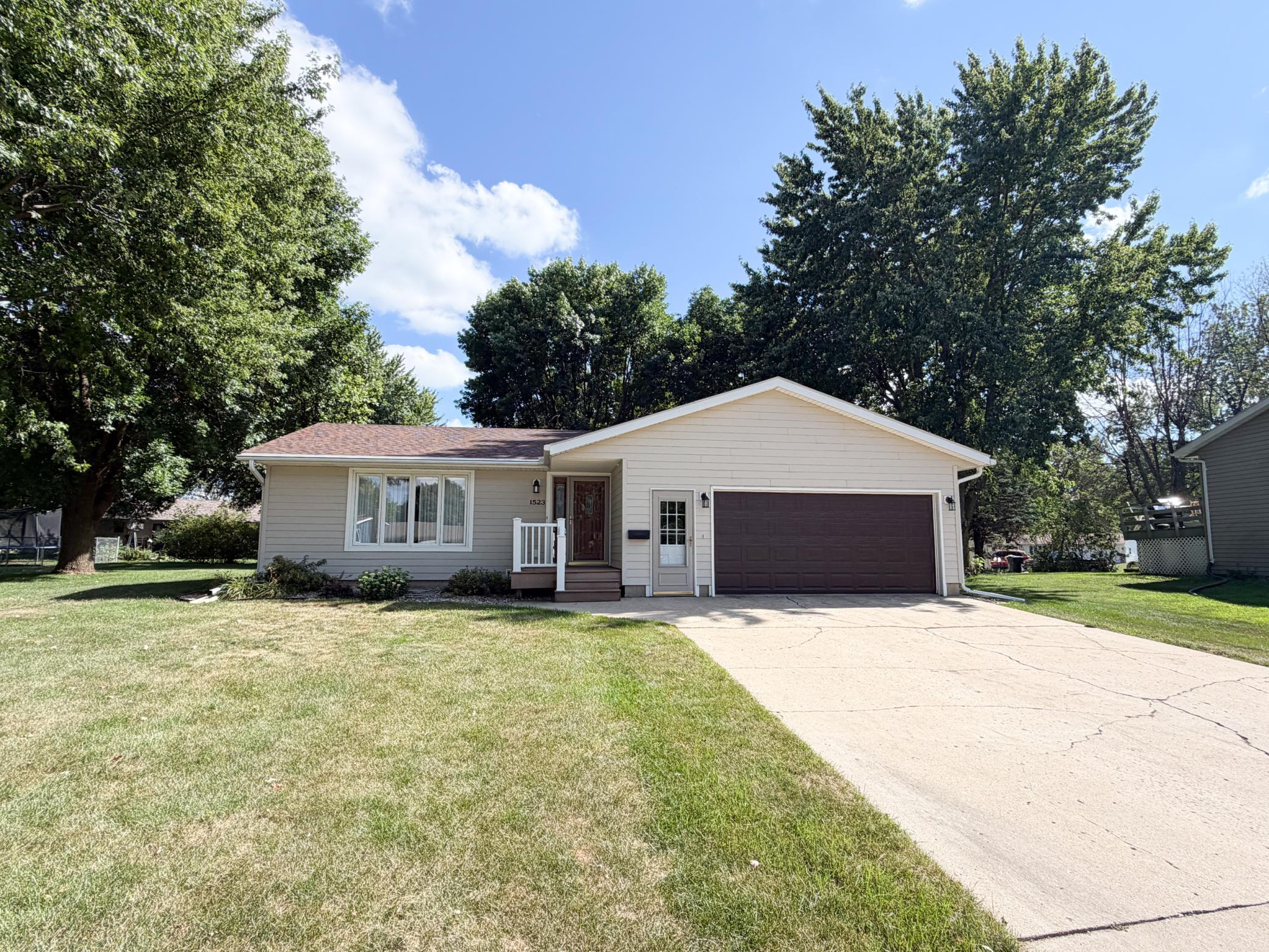 2nd image of 1523 Eckerson Dr, Worthington, MN 56187 | MLS# 7116973