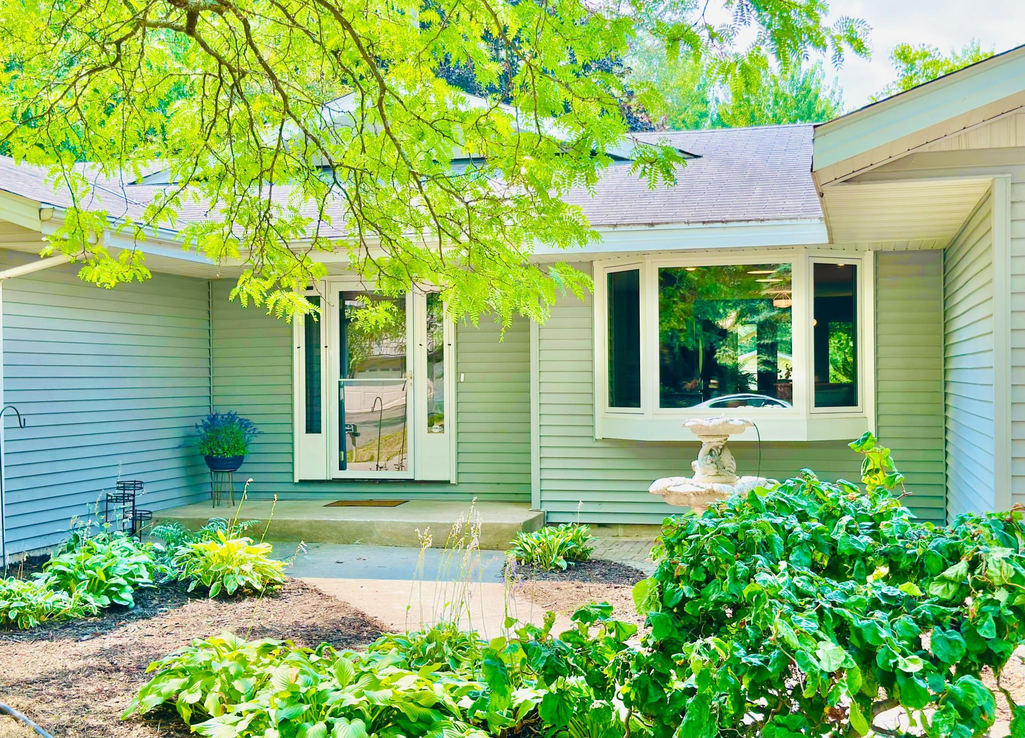 2nd image of 1915 Twin Circle Dr, Saint Paul, MN 55118 | MLS# 7117172
