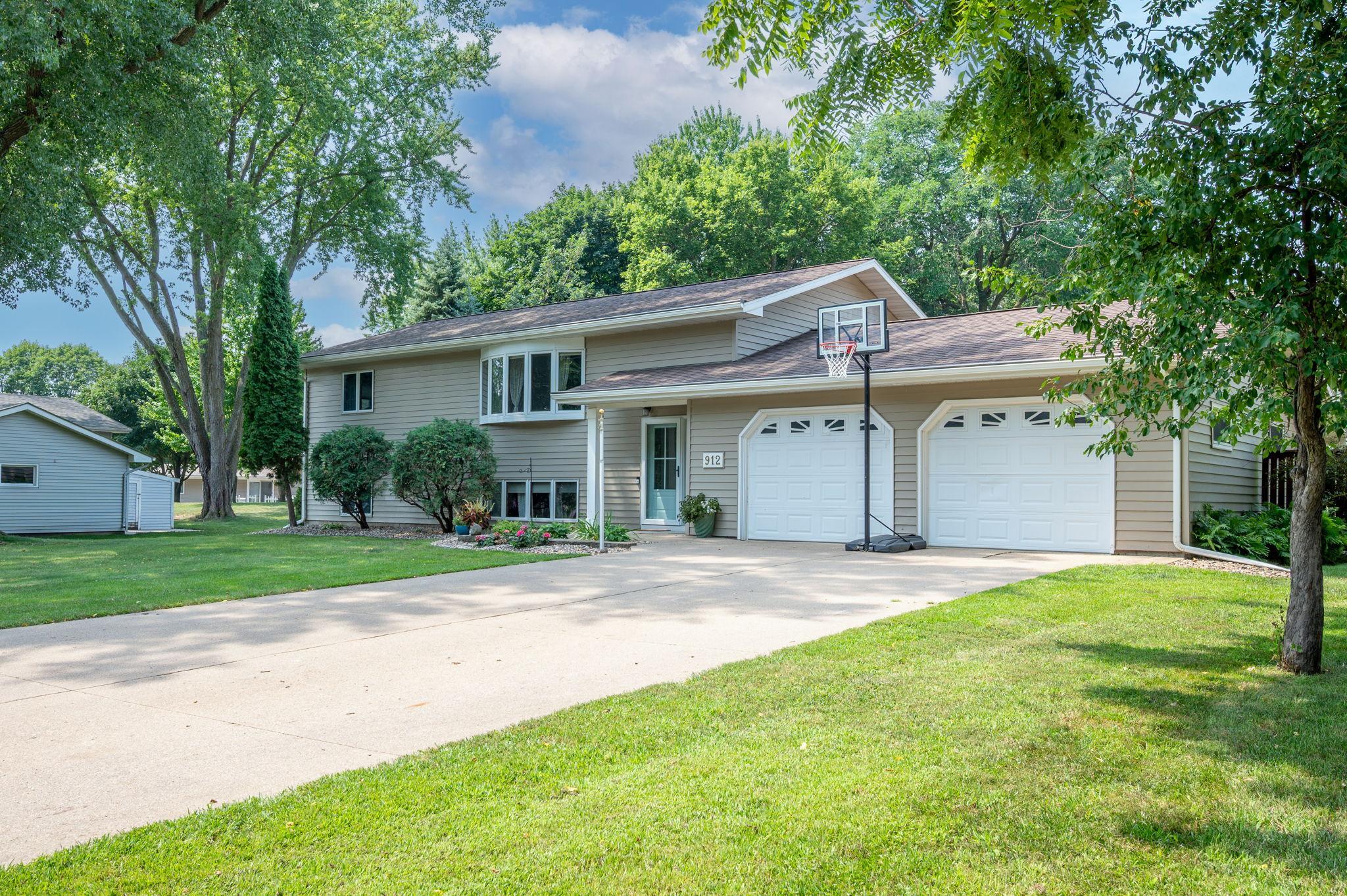1st image of 912 Shoreacres Dr, Fairmont, MN 56031 | MLS# 7117252