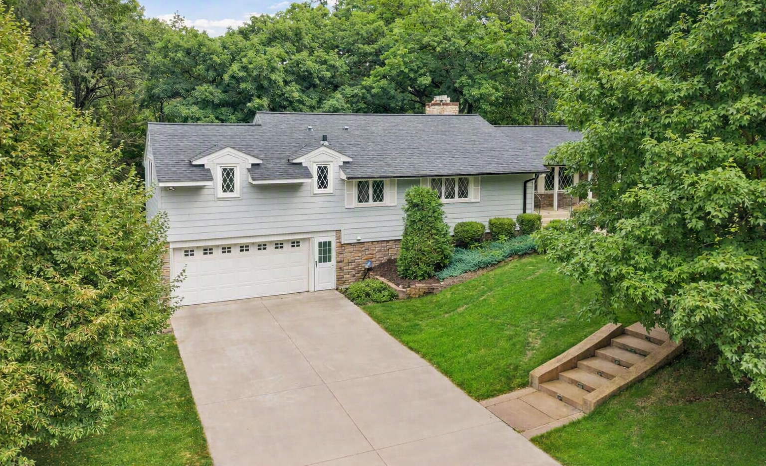 2nd image of 129 Teresa Dr, West Saint Paul, MN 55118 | MLS# 7117553