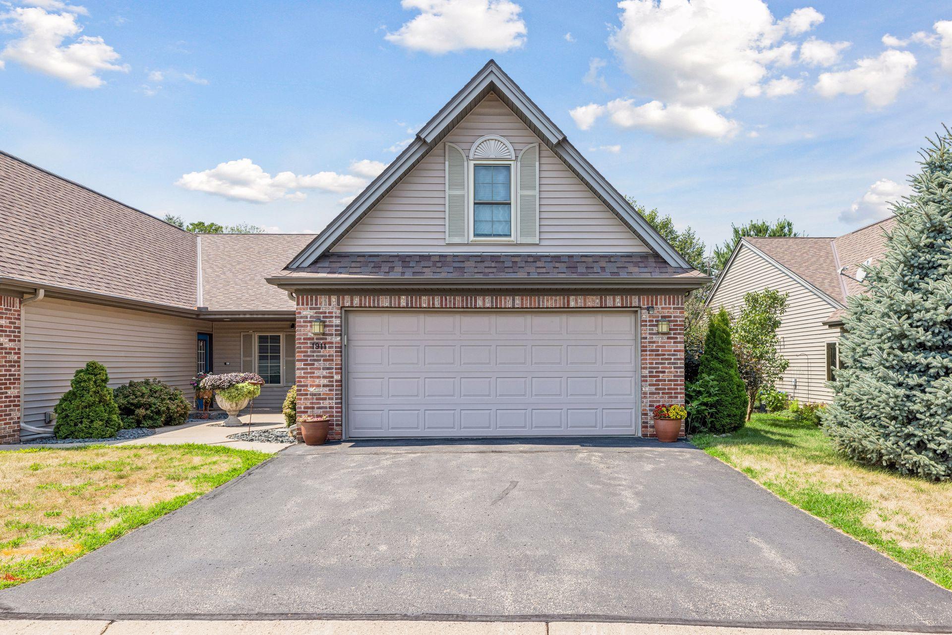 2nd image of 1911 Stone Crk, Hudson, WI 54016 | MLS# 7117850