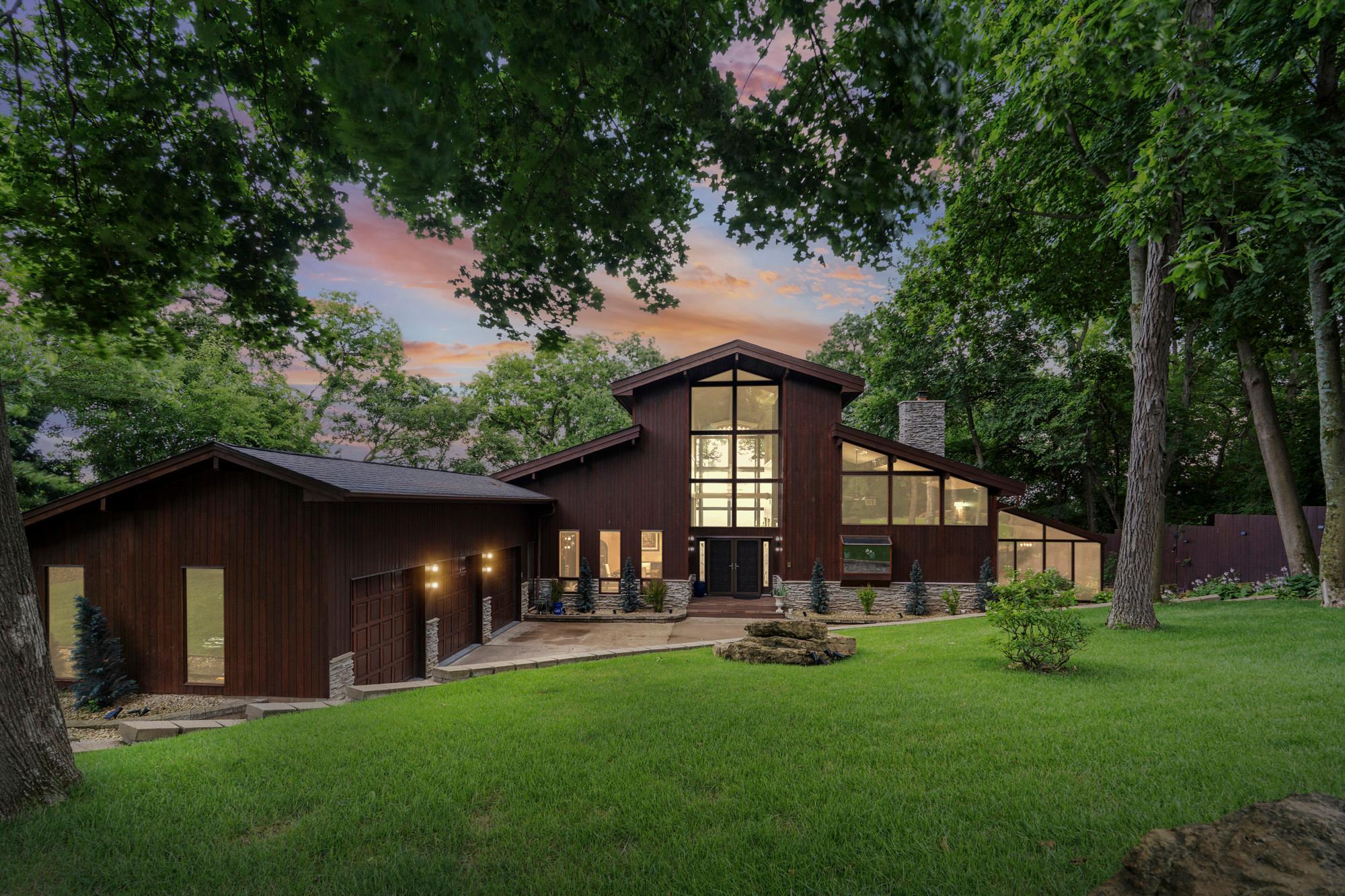 1st image of 1555 Crescent Hills Dr, La Crescent, MN 55947 | MLS# 7118045