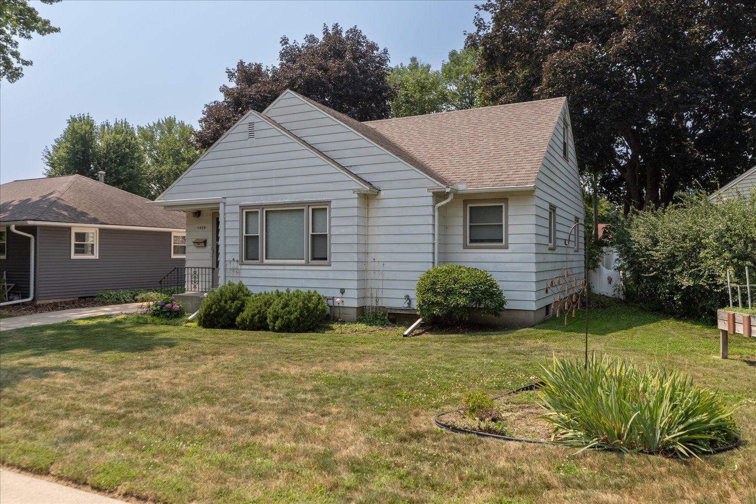 2nd image of 1429 14th Ave Nw, Rochester, MN 55901 | MLS# 7118071