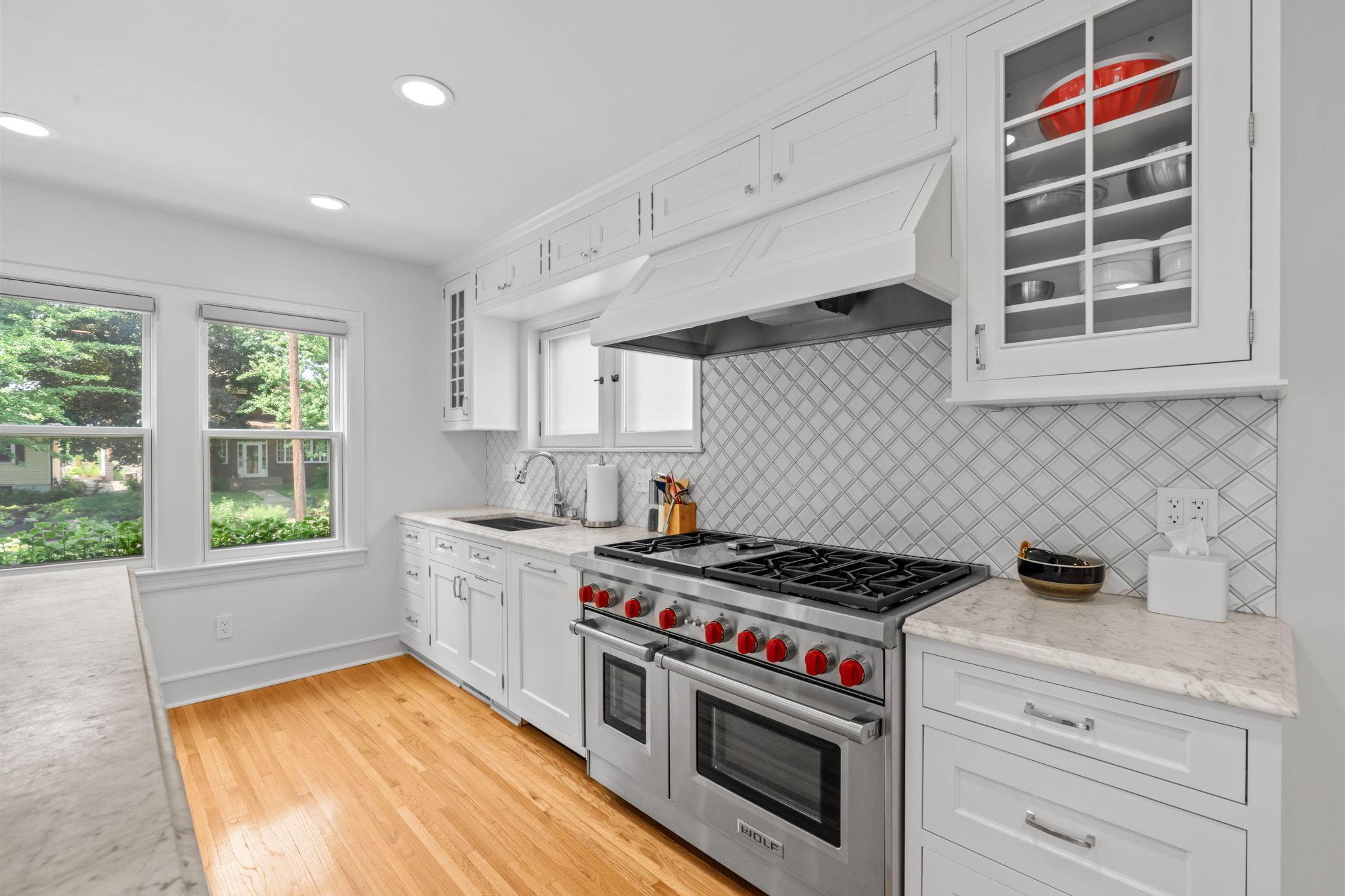 3rd image of 621 Cedar Lake Rd S, Minneapolis, MN 55405 | MLS# 7118309
