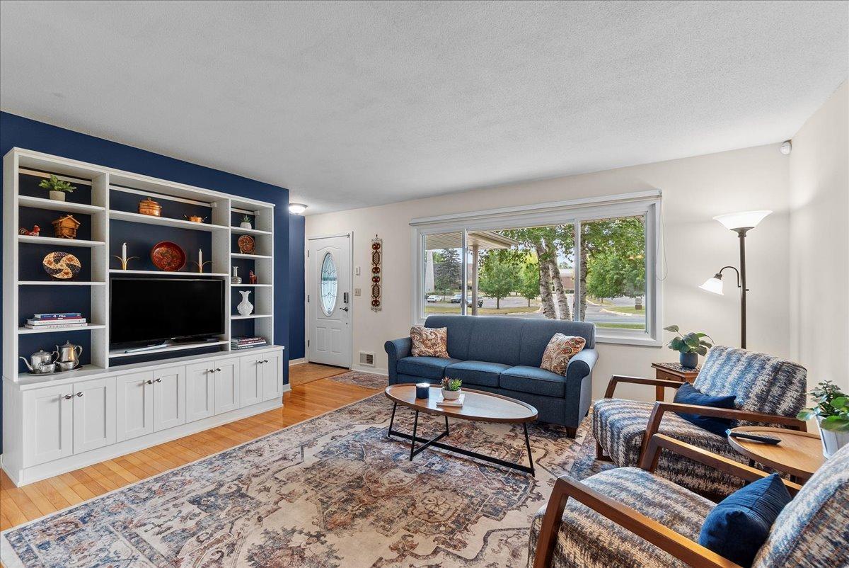 3rd image of 2682 5Th St Nw, Saint Paul, MN 55112 | MLS# 7118739