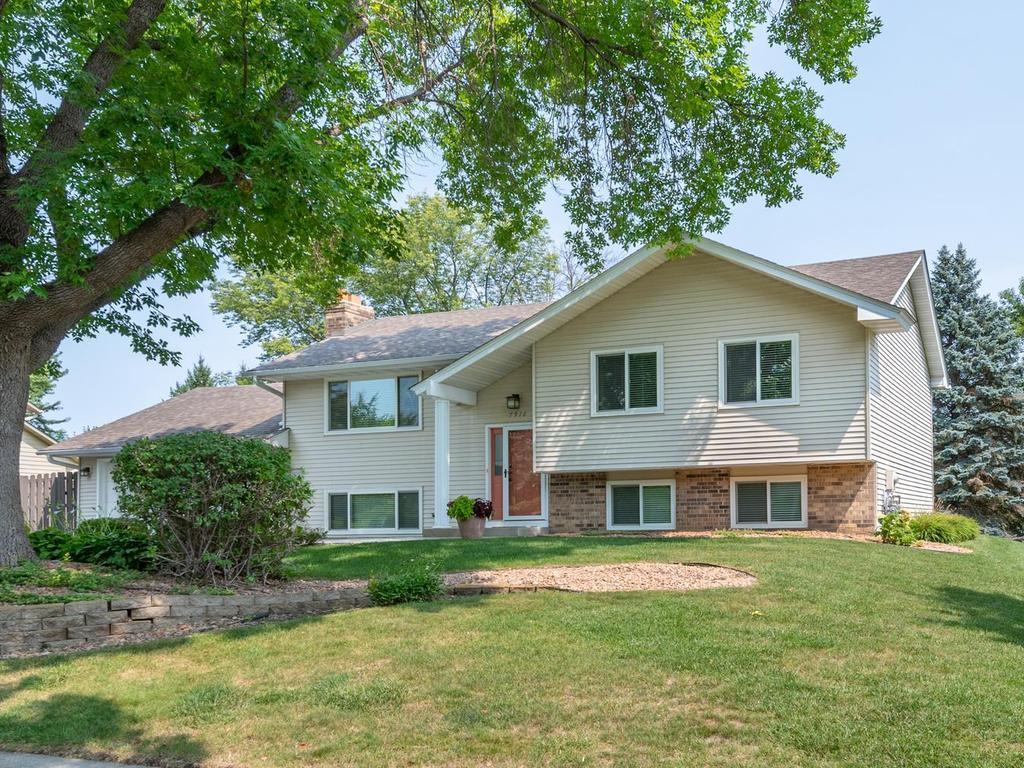 2nd image of 7926 Chesshire Ln N, Maple Grove, MN 55311 | MLS# 7119056