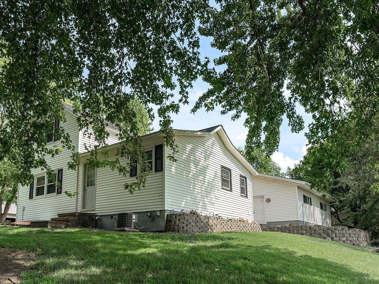 2nd image of 828 Clinton St E, Waterville, MN 56096 | MLS# 7119354
