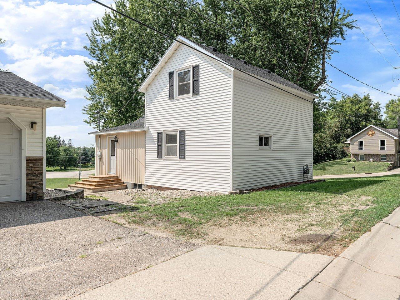 4th image of 828 Clinton St E, Waterville, MN 56096 | MLS# 7119354