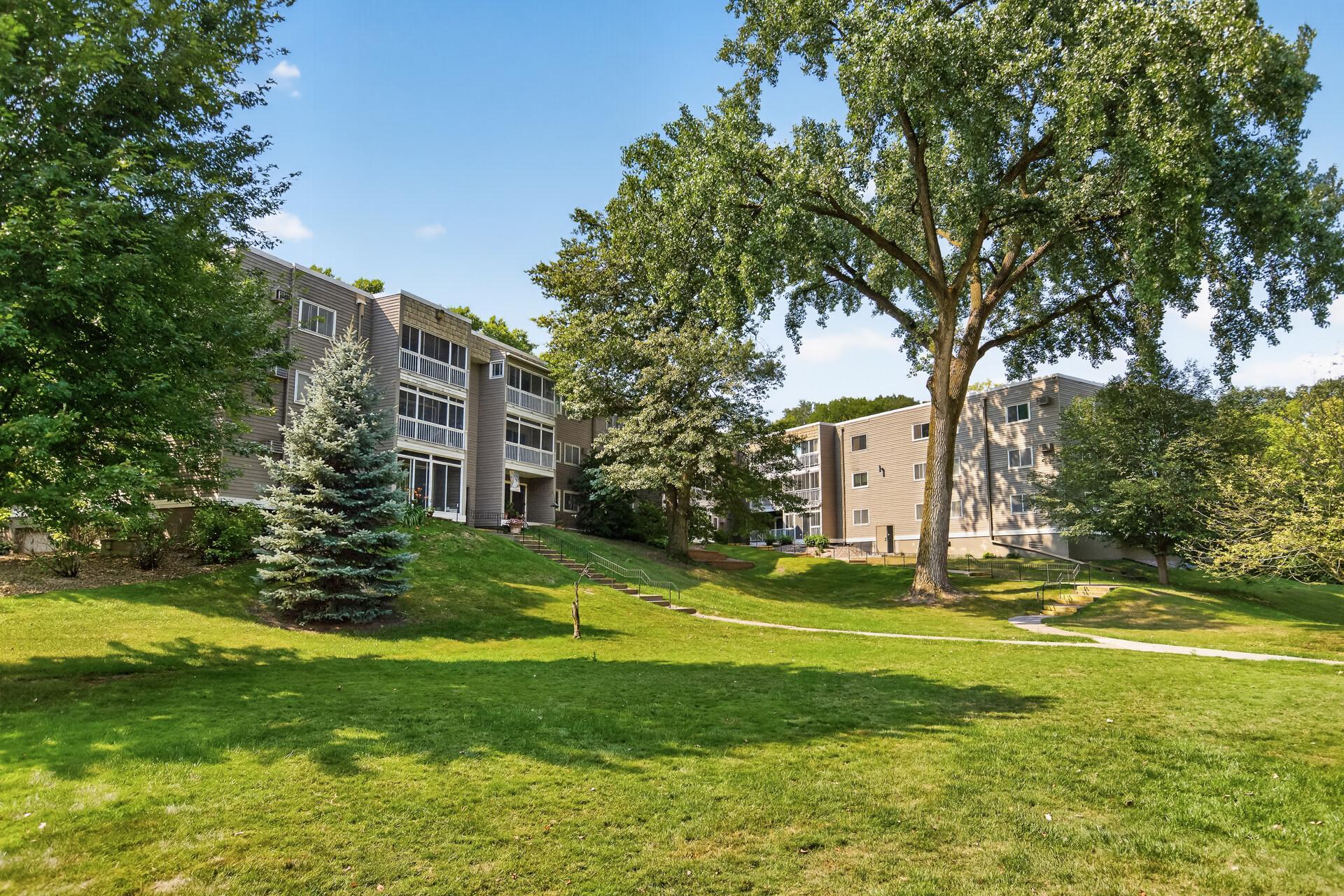 2nd image of 135 Viking Dr E, Saint Paul, MN 55117