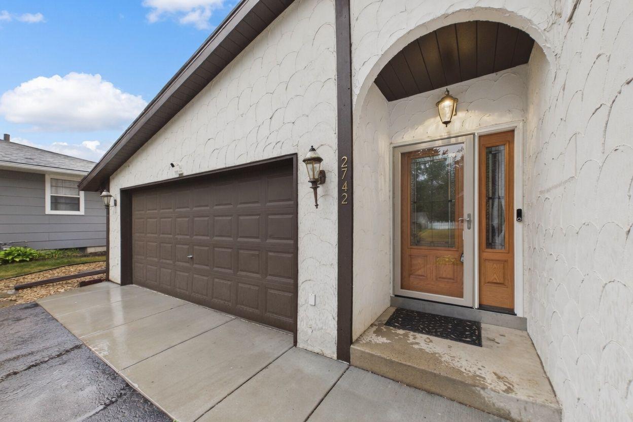 2nd image of 2742 Hilltop Ct, Saint Paul, MN 55109 | MLS# 7119851