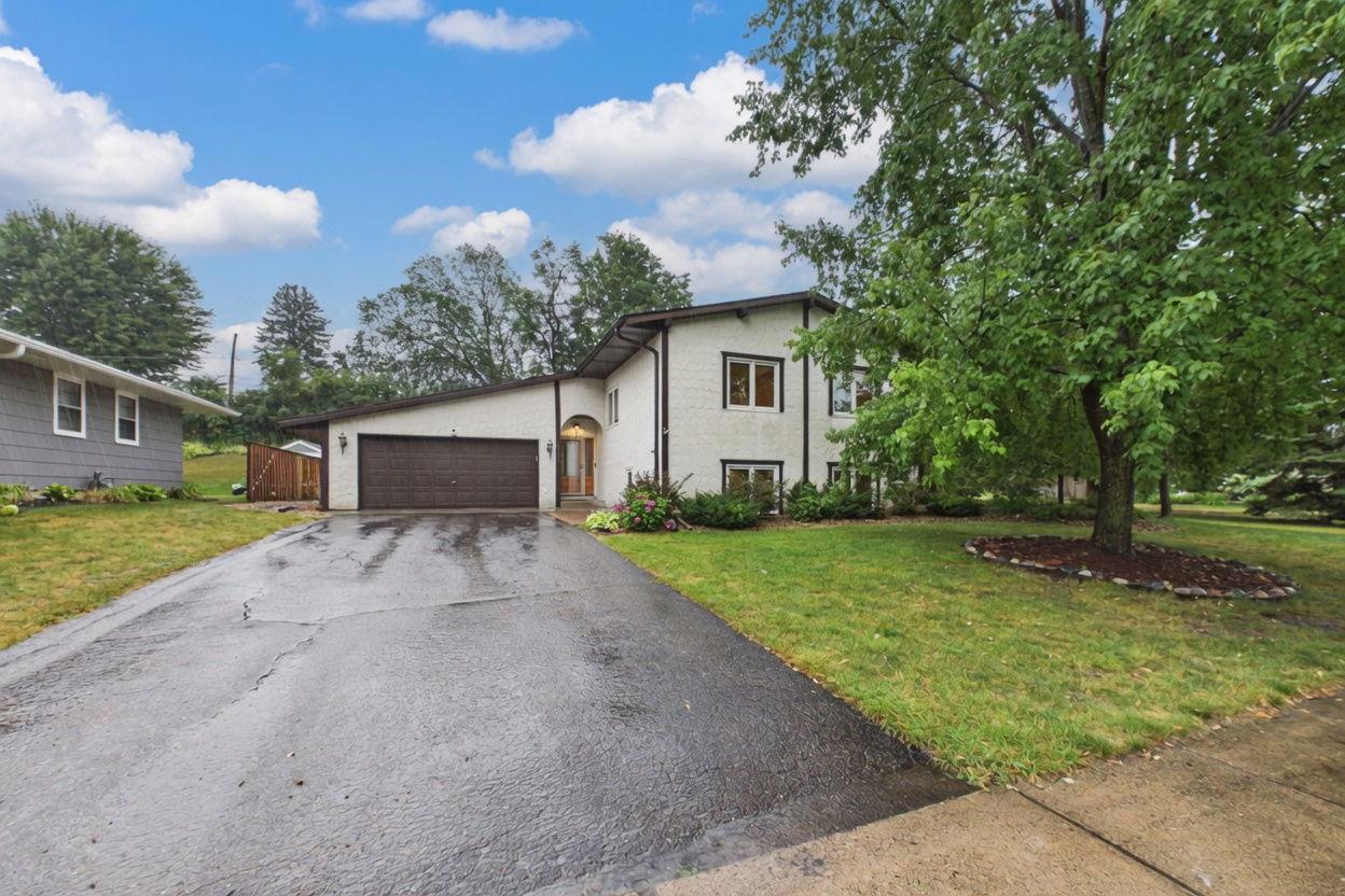 1st image of 2742 Hilltop Ct, Saint Paul, MN 55109 | MLS# 7119851