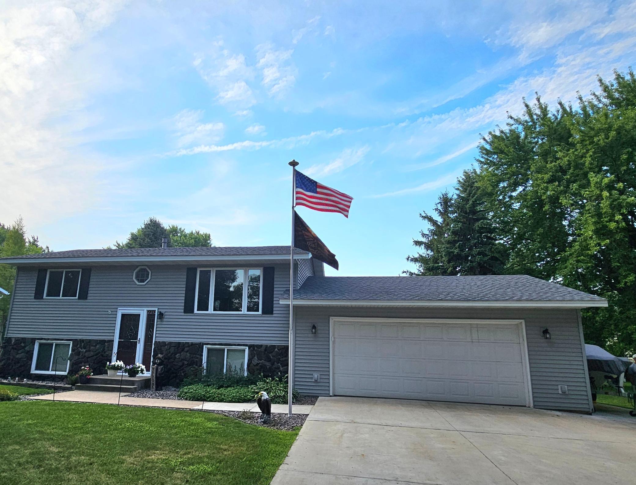 2nd image of 2213 20th Ave Sw, Willmar, MN 56201 | MLS# 7120507