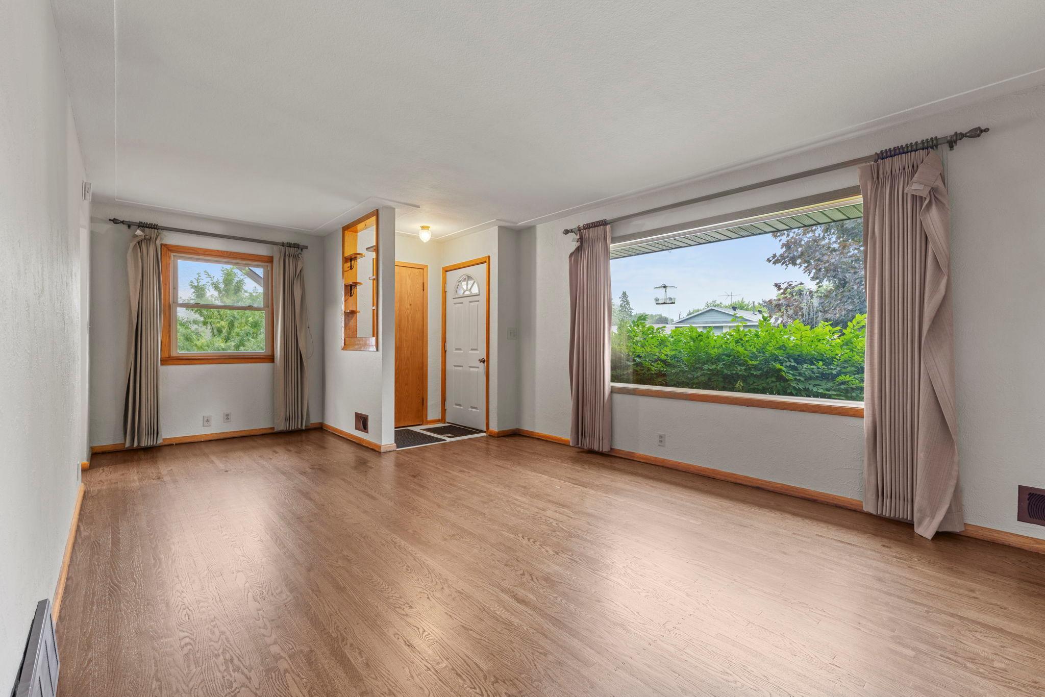 2nd image of 845 20th Ave N, South Saint Paul, MN 55075 | MLS# 7121677