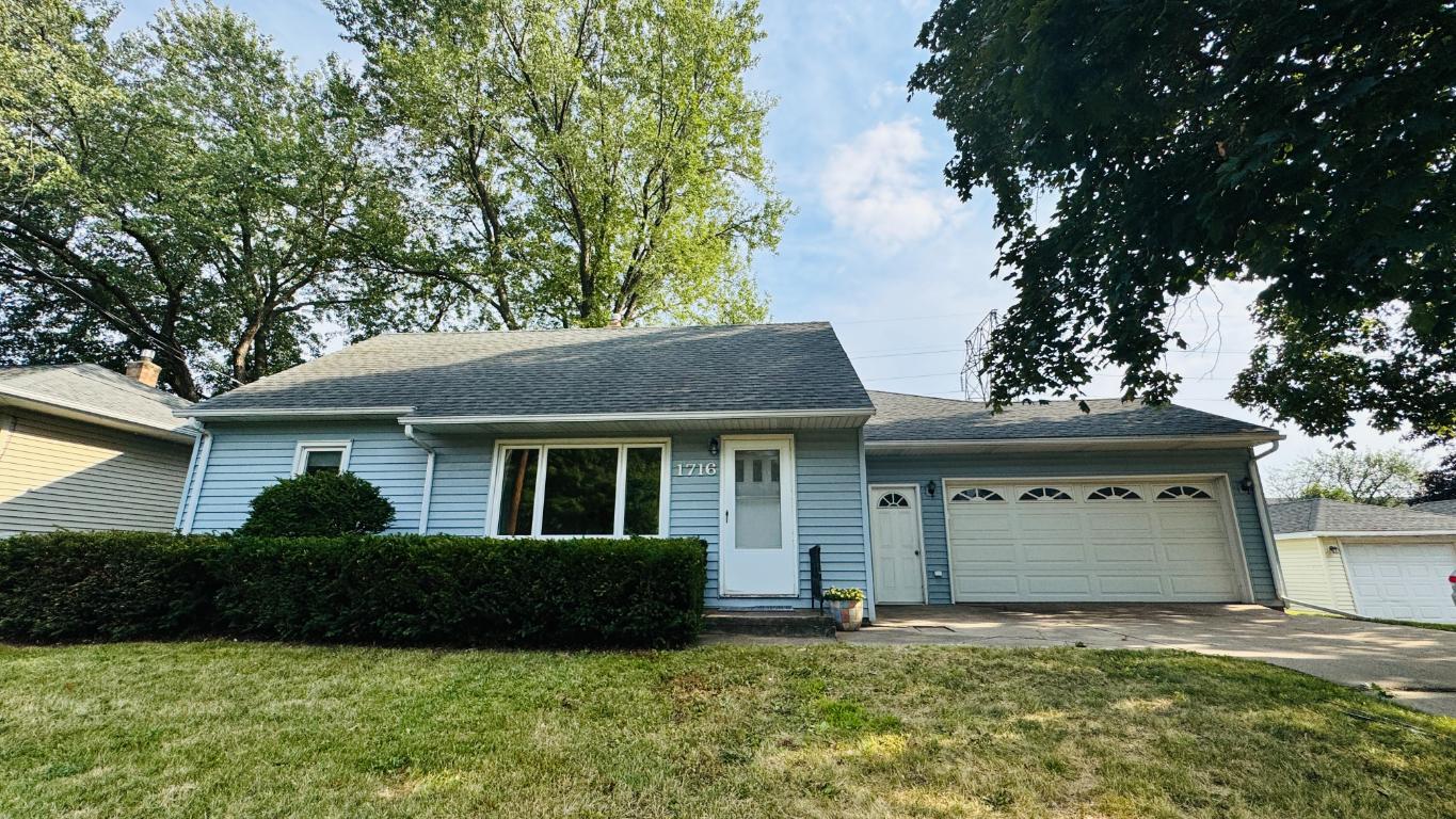 1st image of 1716 Oakcrest Ave, Saint Paul, MN 55113 | MLS# 7121869