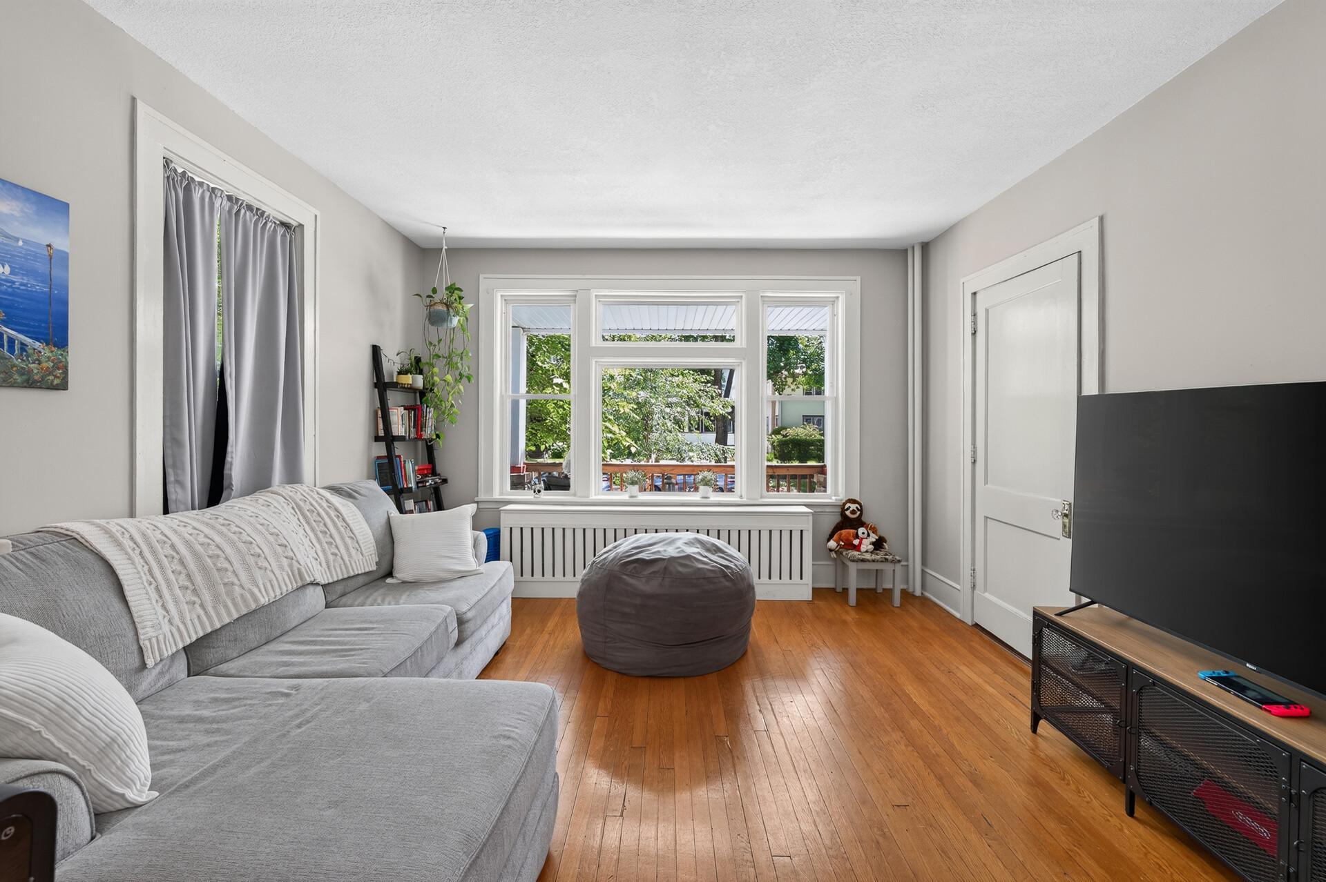 2nd image of 757 Laurel Ave, Saint Paul, MN 55104 | MLS# 7122098