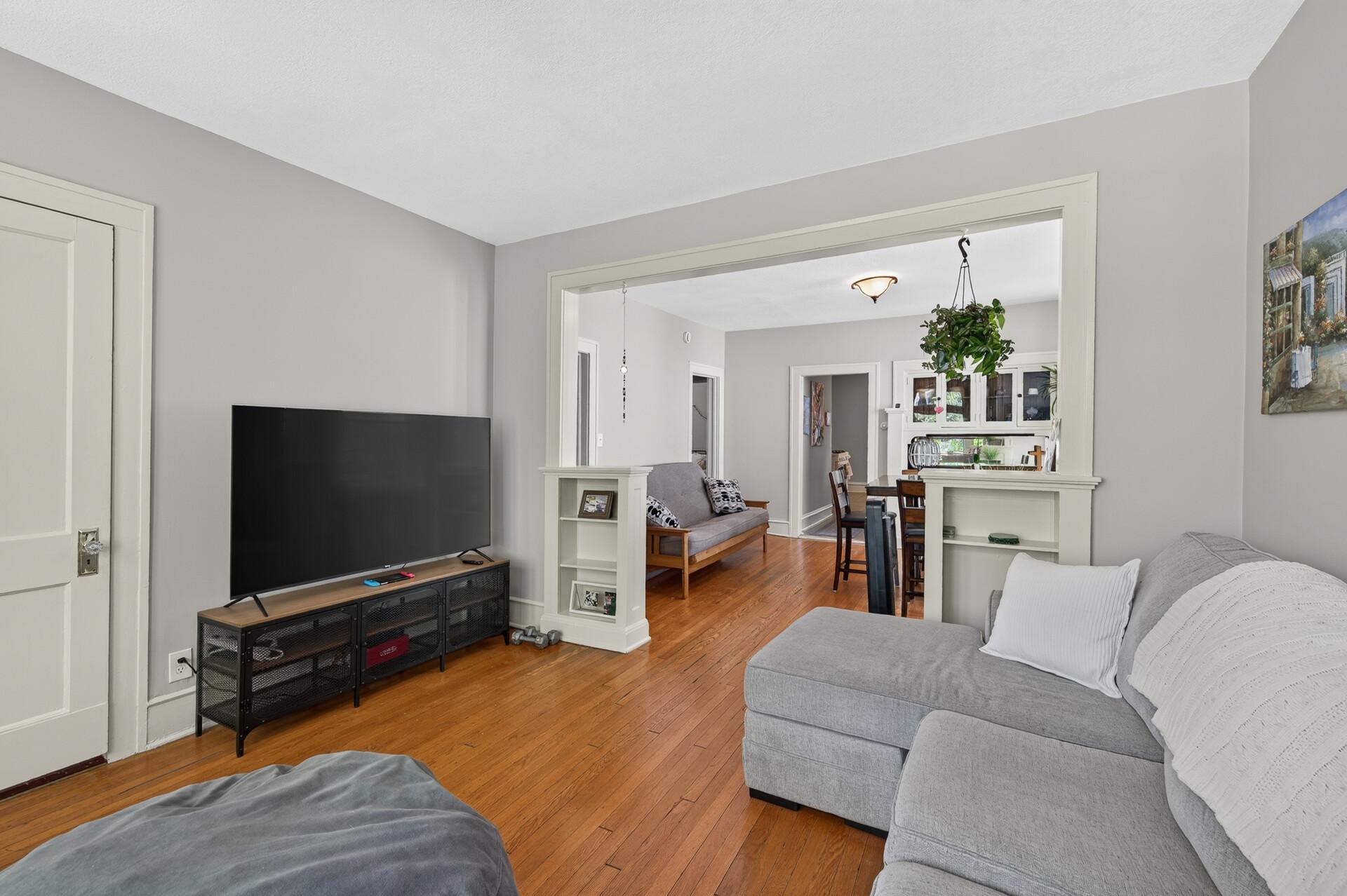 3rd image of 757 Laurel Ave, Saint Paul, MN 55104 | MLS# 7122098