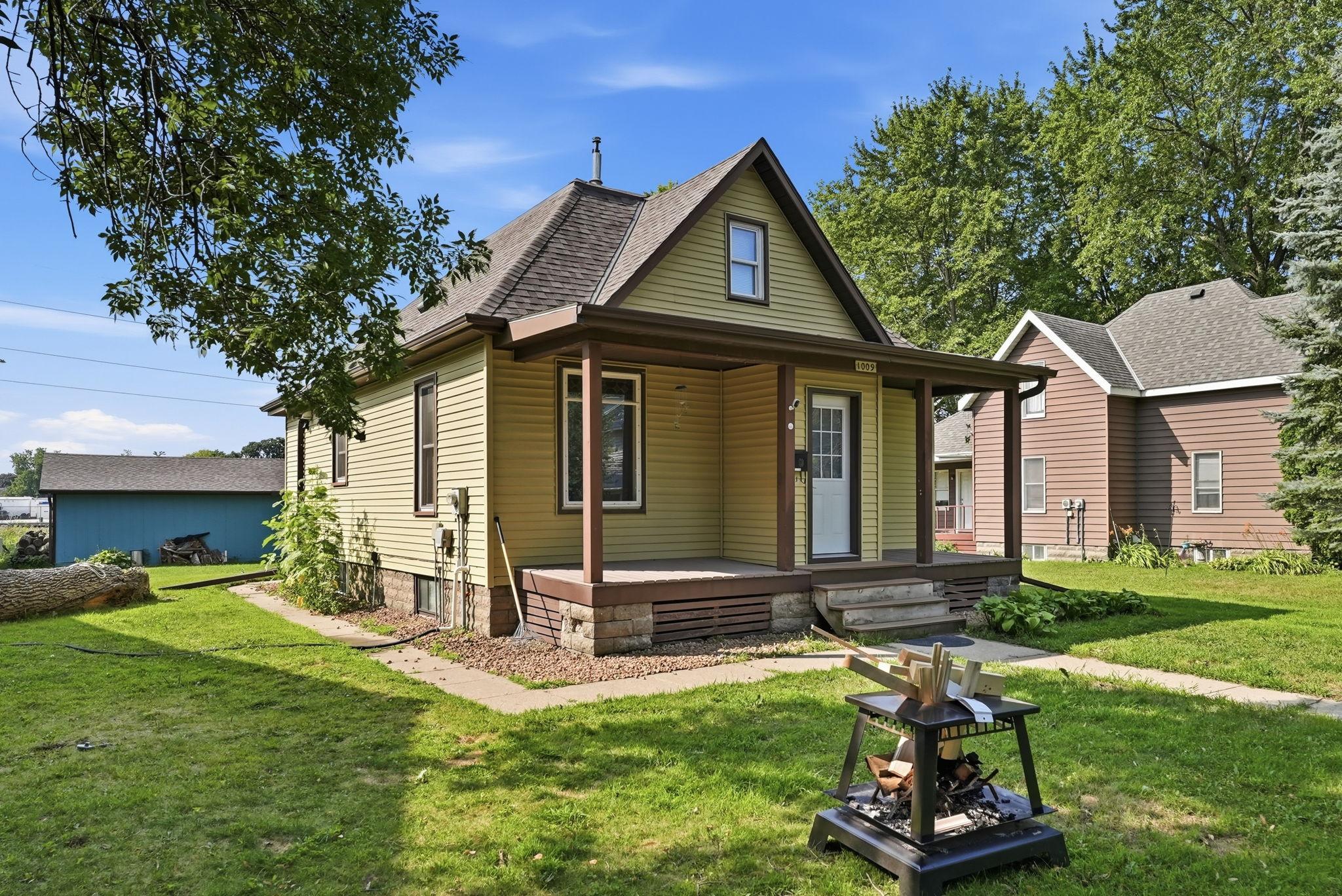1st image of 1009 Campbell Ave Nw, Willmar, MN 56201 | MLS# 7122625