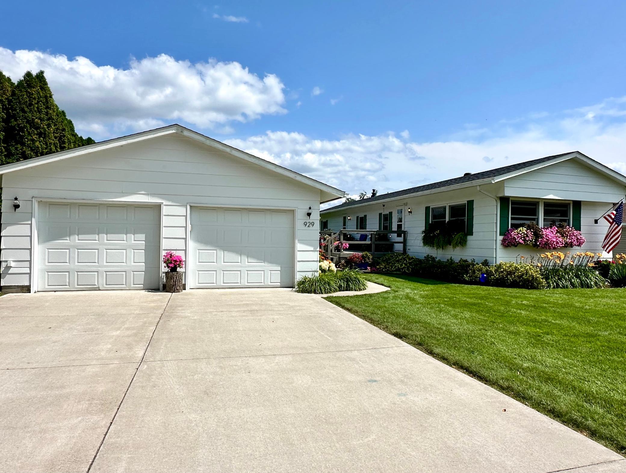 1st image of 929 W Iowa St, Lake City, MN 55041 | MLS# 7122722