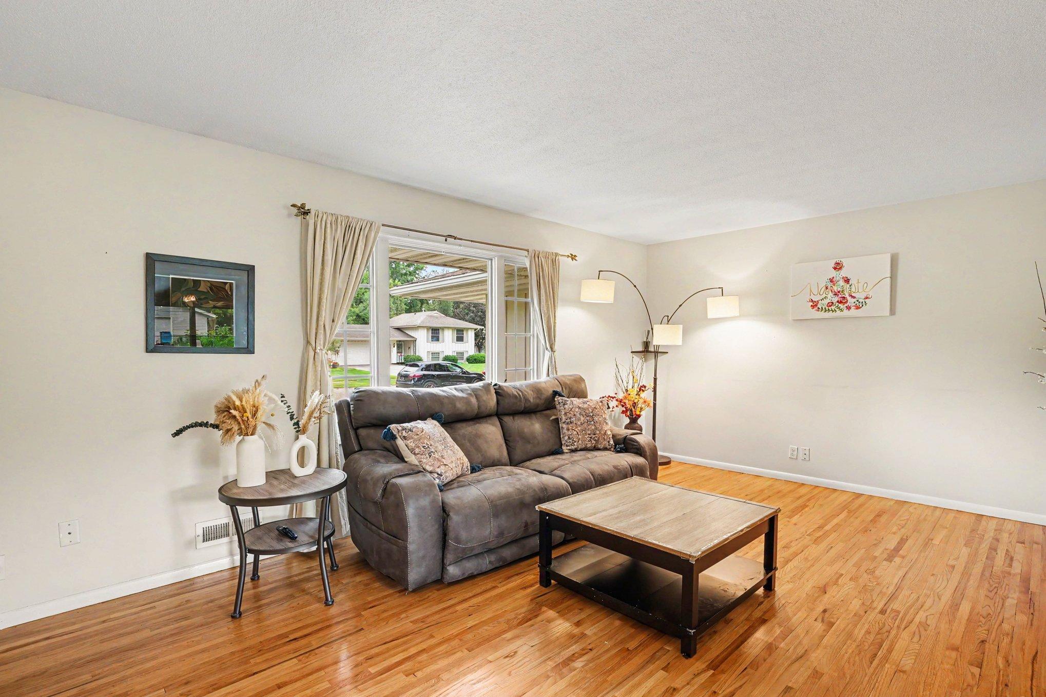 2nd image of 981 Oriole Dr, Saint Paul, MN 55124 | MLS# 7122753