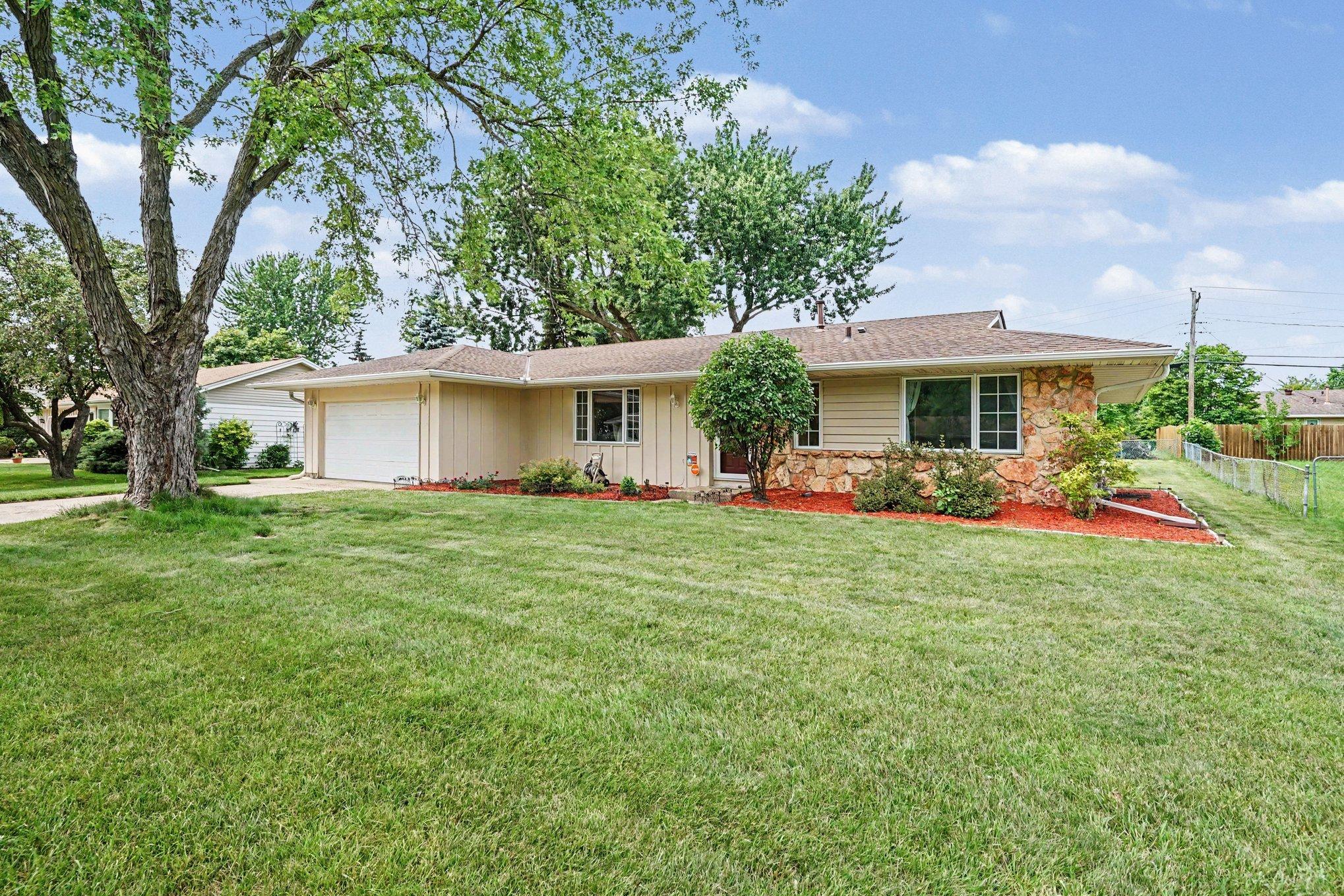 1st image of 981 Oriole Dr, Saint Paul, MN 55124 | MLS# 7122753