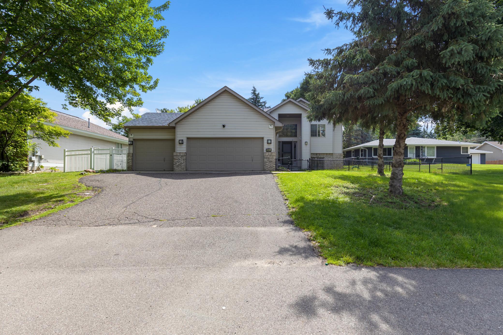 3rd image of 1911 Queens Dr, Saint Paul, MN 55125 | MLS# 7122943