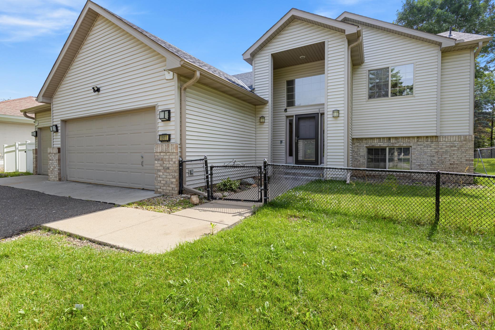 1st image of 1911 Queens Dr, Saint Paul, MN 55125 | MLS# 7122943