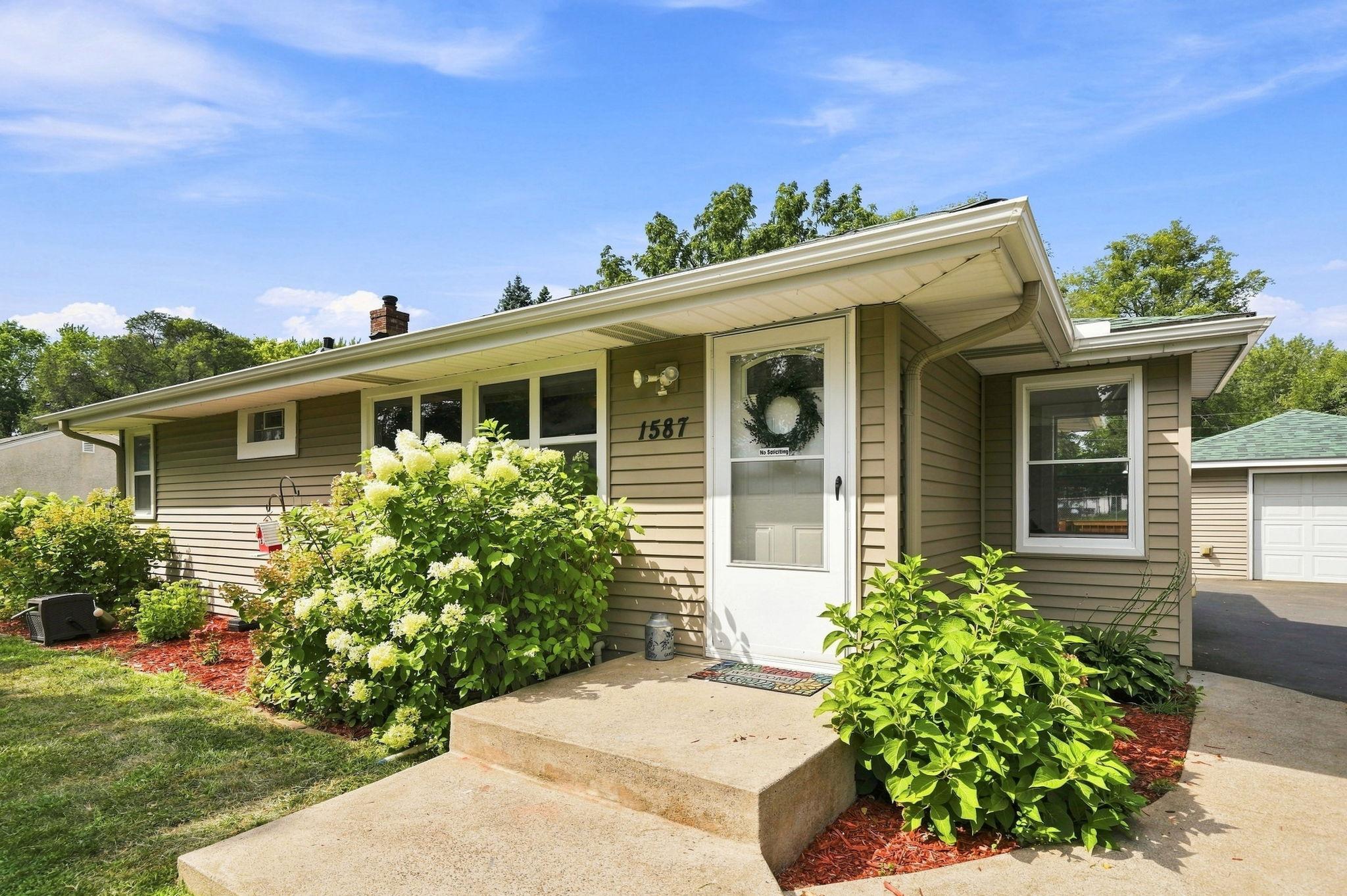 3rd image of 1587 Sextant Ave E, Maplewood, MN 55109 | MLS# 7122990