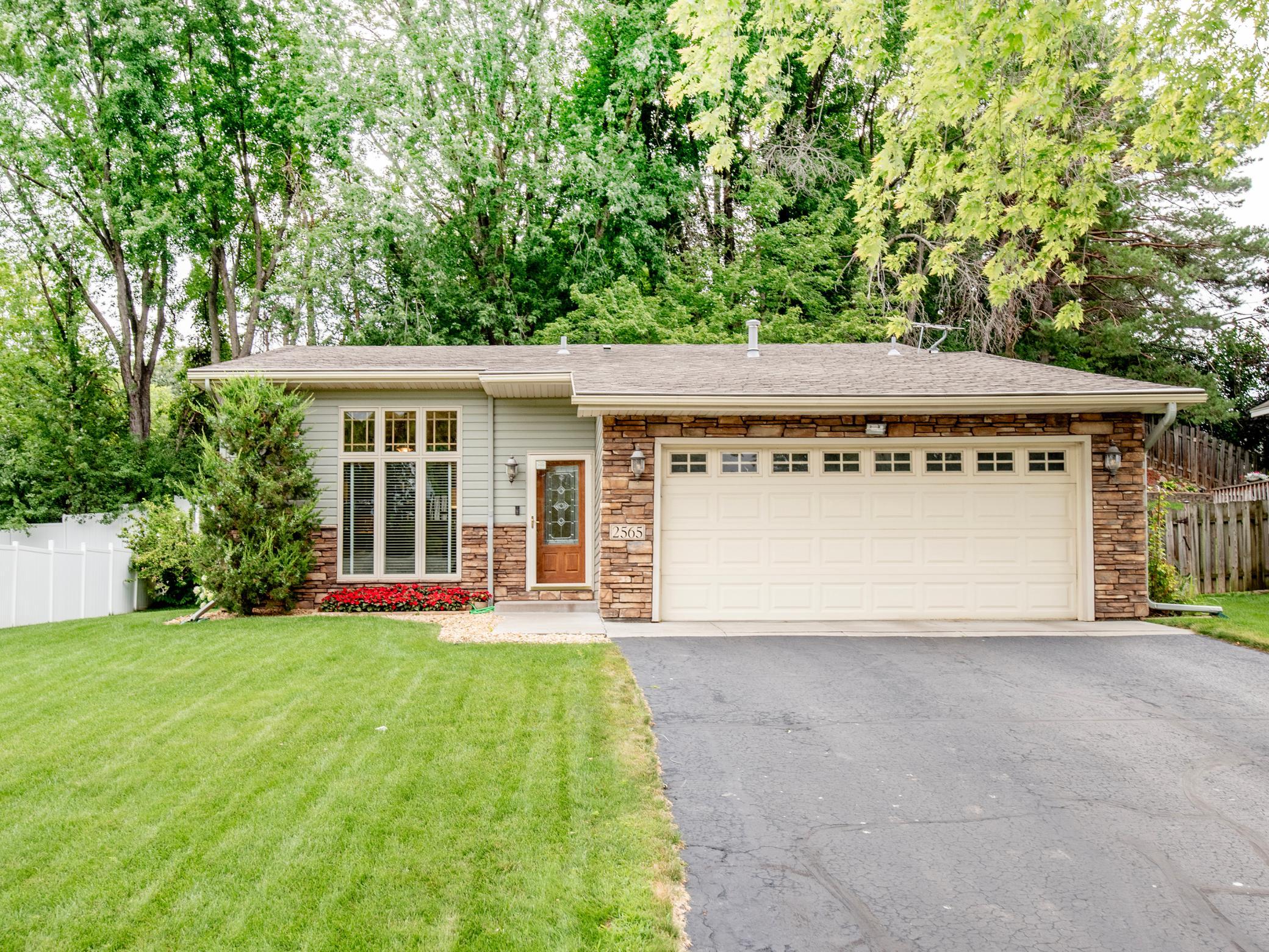 3rd image of 2565 Cochrane Dr, Saint Paul, MN 55125 | MLS# 7123027