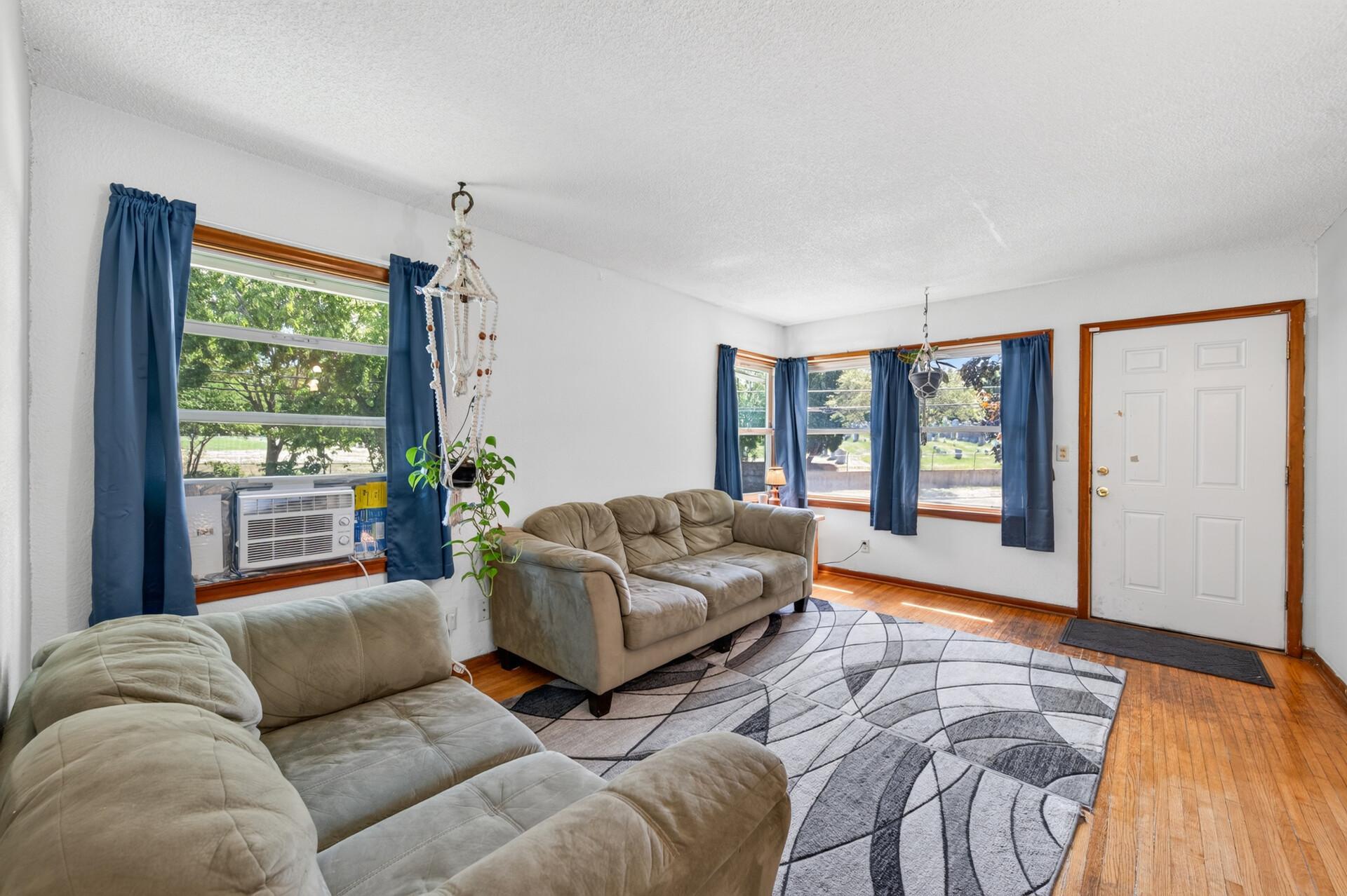 2nd image of 725 California Ave E, Saint Paul, MN 55106 | MLS# 7123083