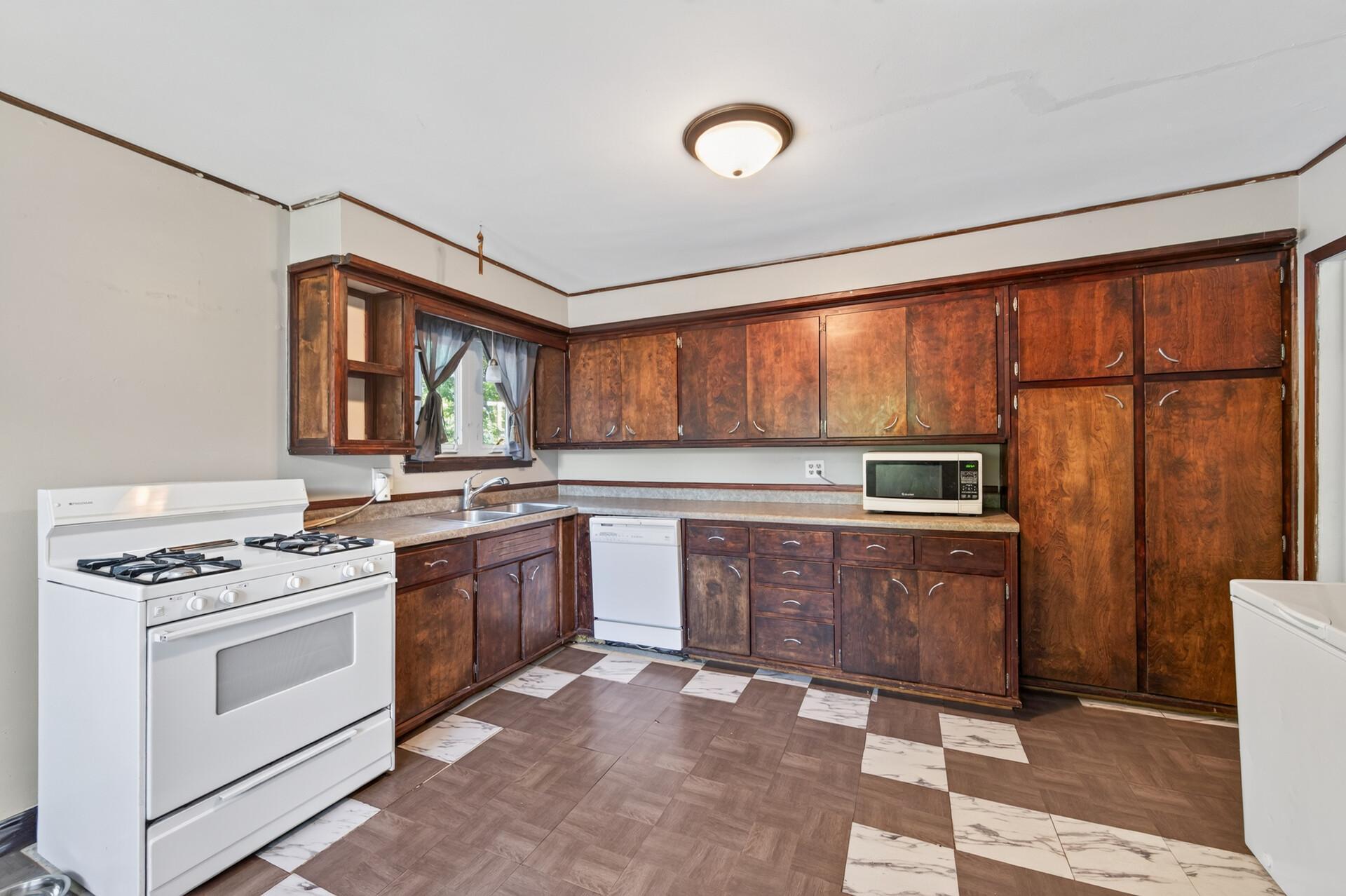 3rd image of 725 California Ave E, Saint Paul, MN 55106 | MLS# 7123083