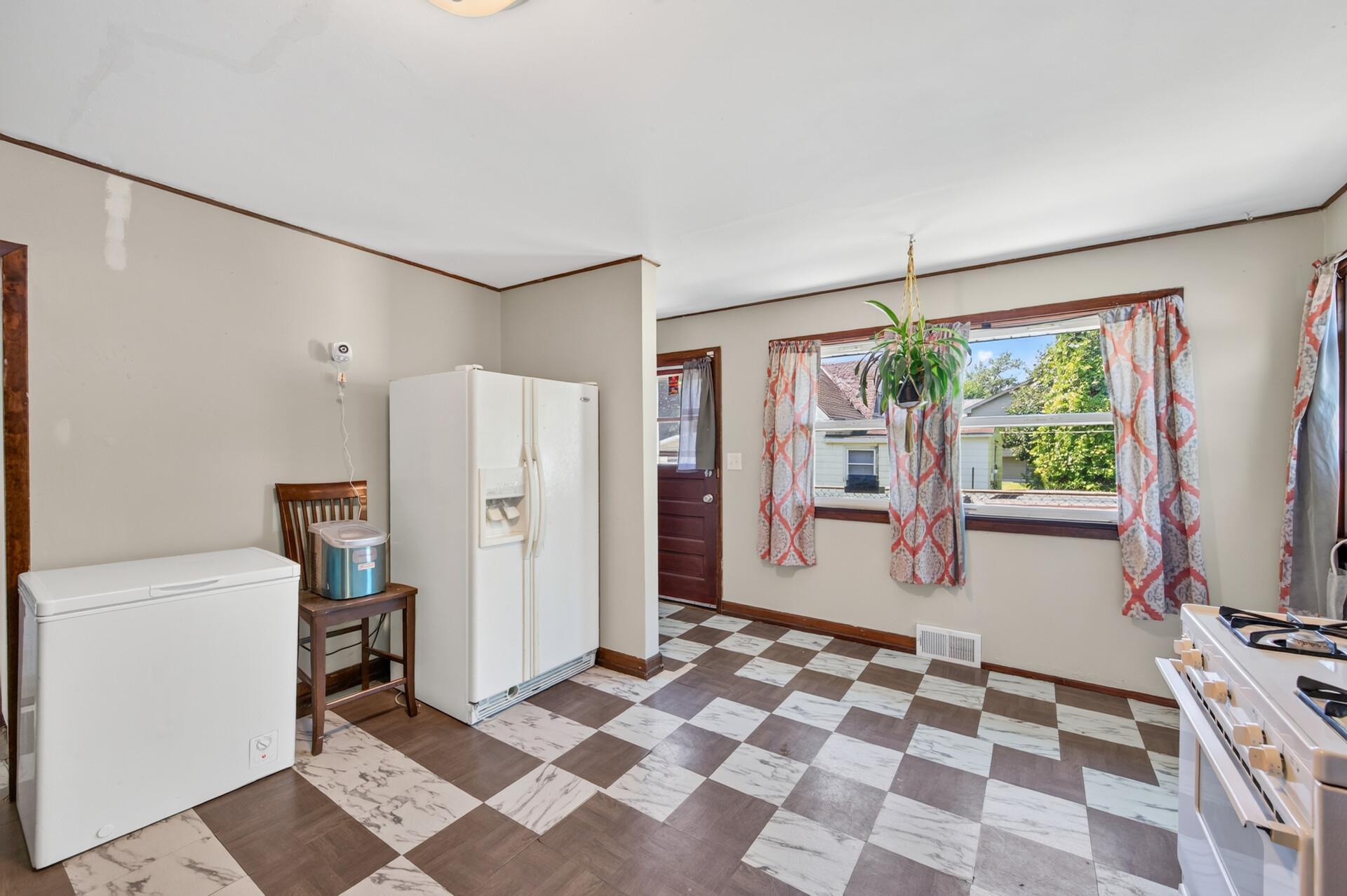 4th image of 725 California Ave E, Saint Paul, MN 55106 | MLS# 7123083