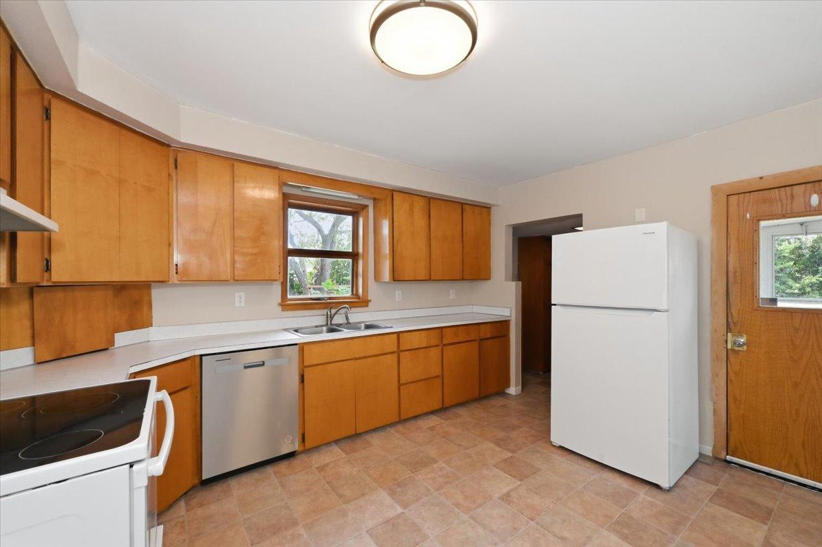 3rd image of 2011 Missouri Ave, Superior, WI 54880 | MLS# 7123618