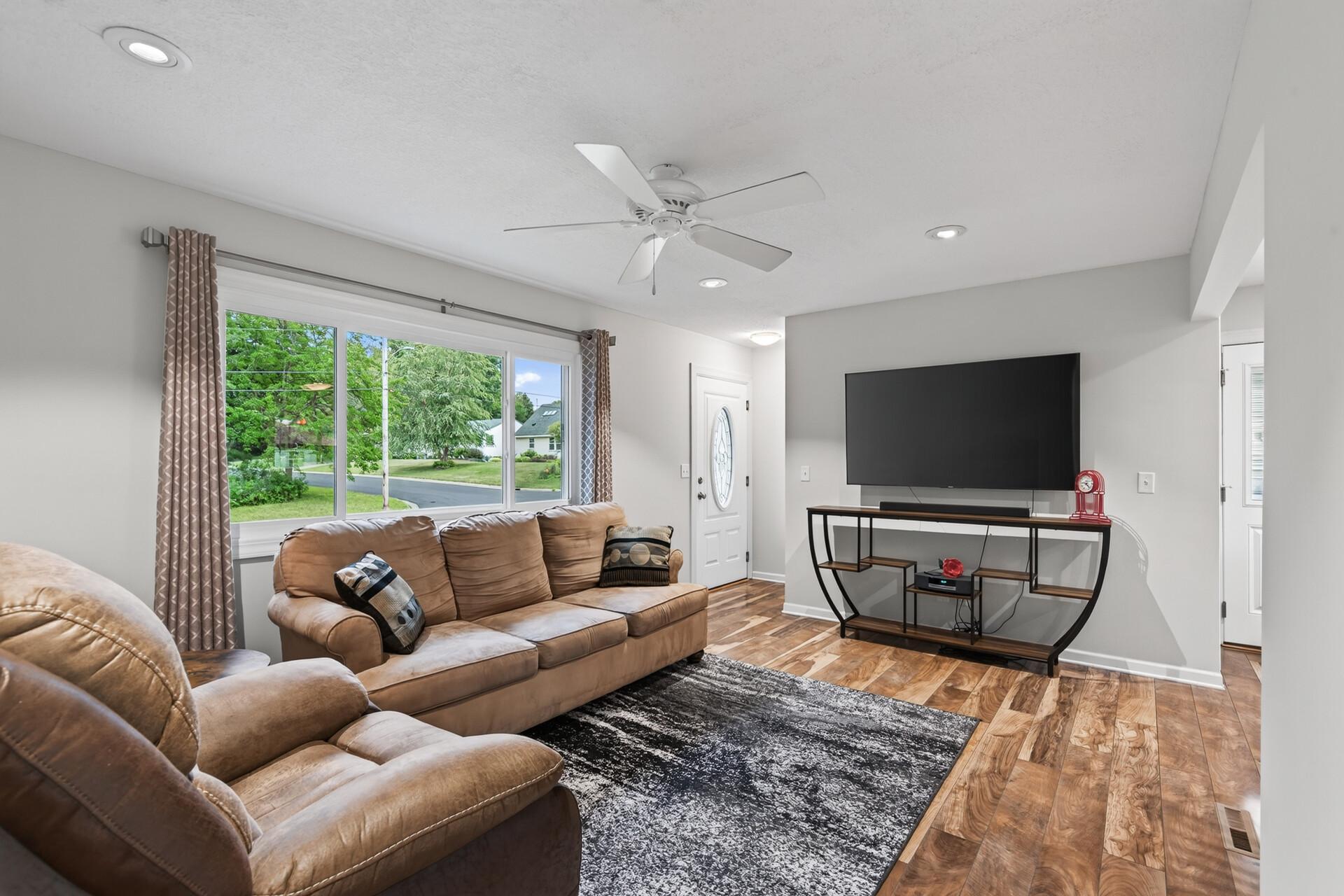 2nd image of 3301 69th St E, Inver Grove Heights, MN 55076 | MLS# 7123719