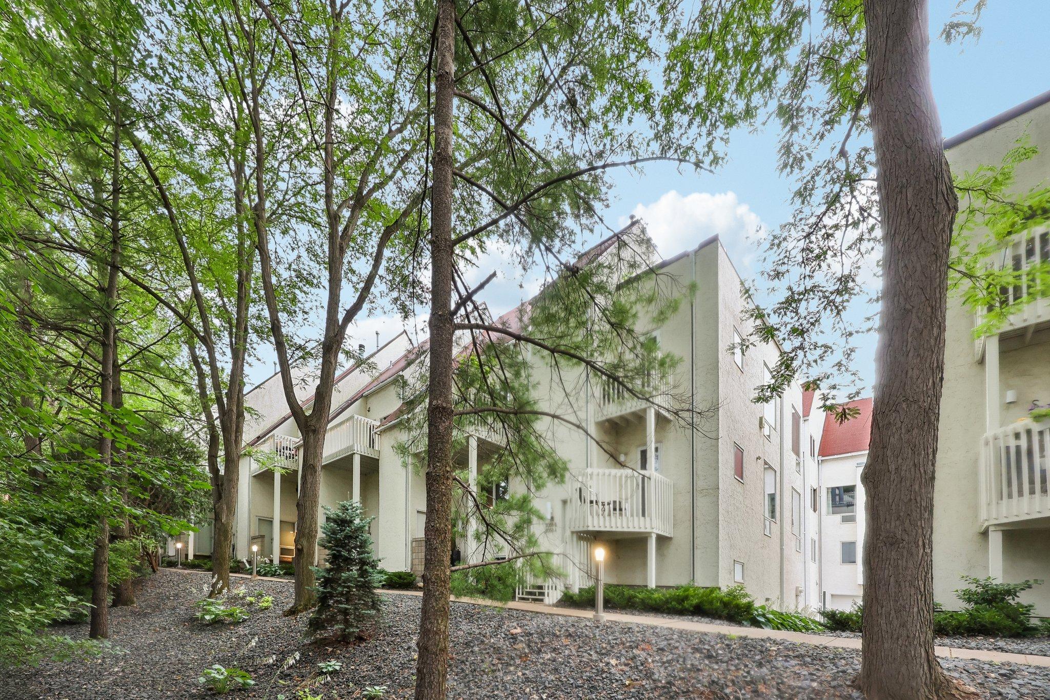 2nd image of 3058 Lake Shore Dr, Minneapolis, MN 55416