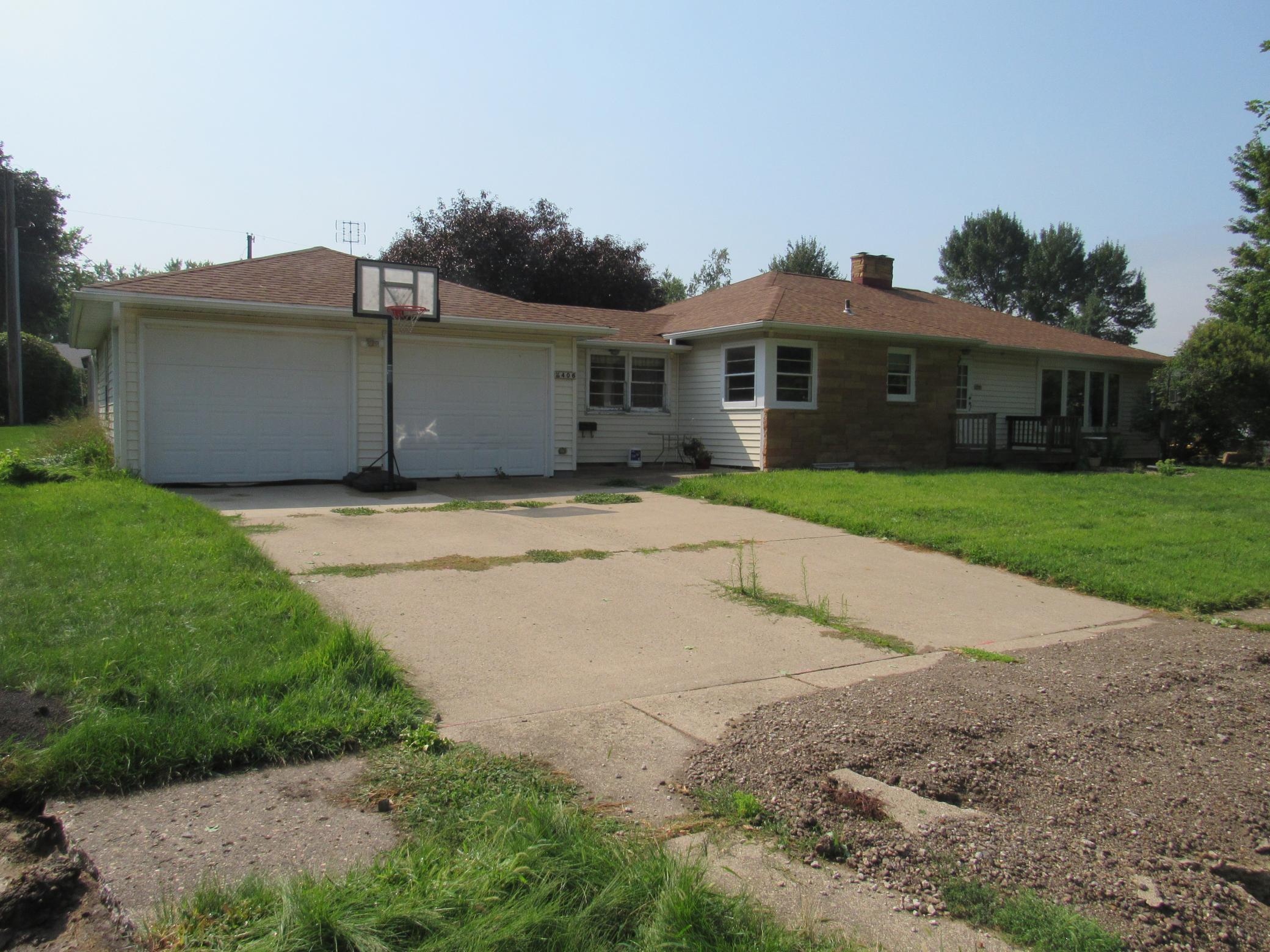 1st image of 406 S Linton St, Blue Earth, MN 56013 | MLS# 7123929