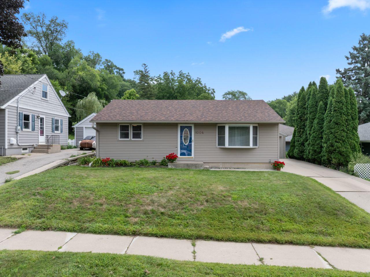 2nd image of 1004 14th Ave Ne, Rochester, MN 55906 | MLS# 7124417