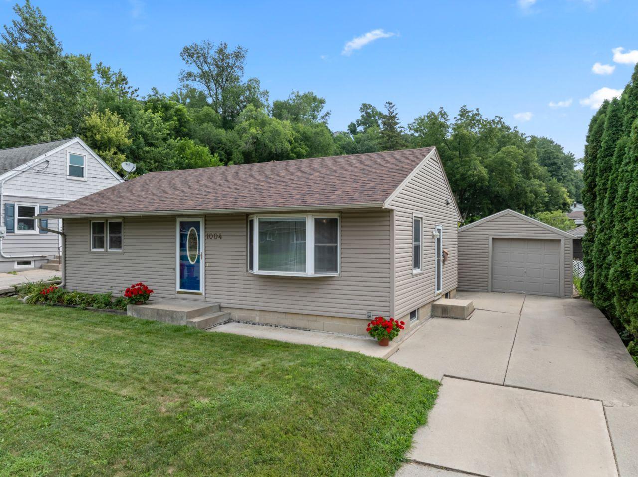 4th image of 1004 14Th Ave Ne, Rochester, MN 55906 | MLS# 7124417