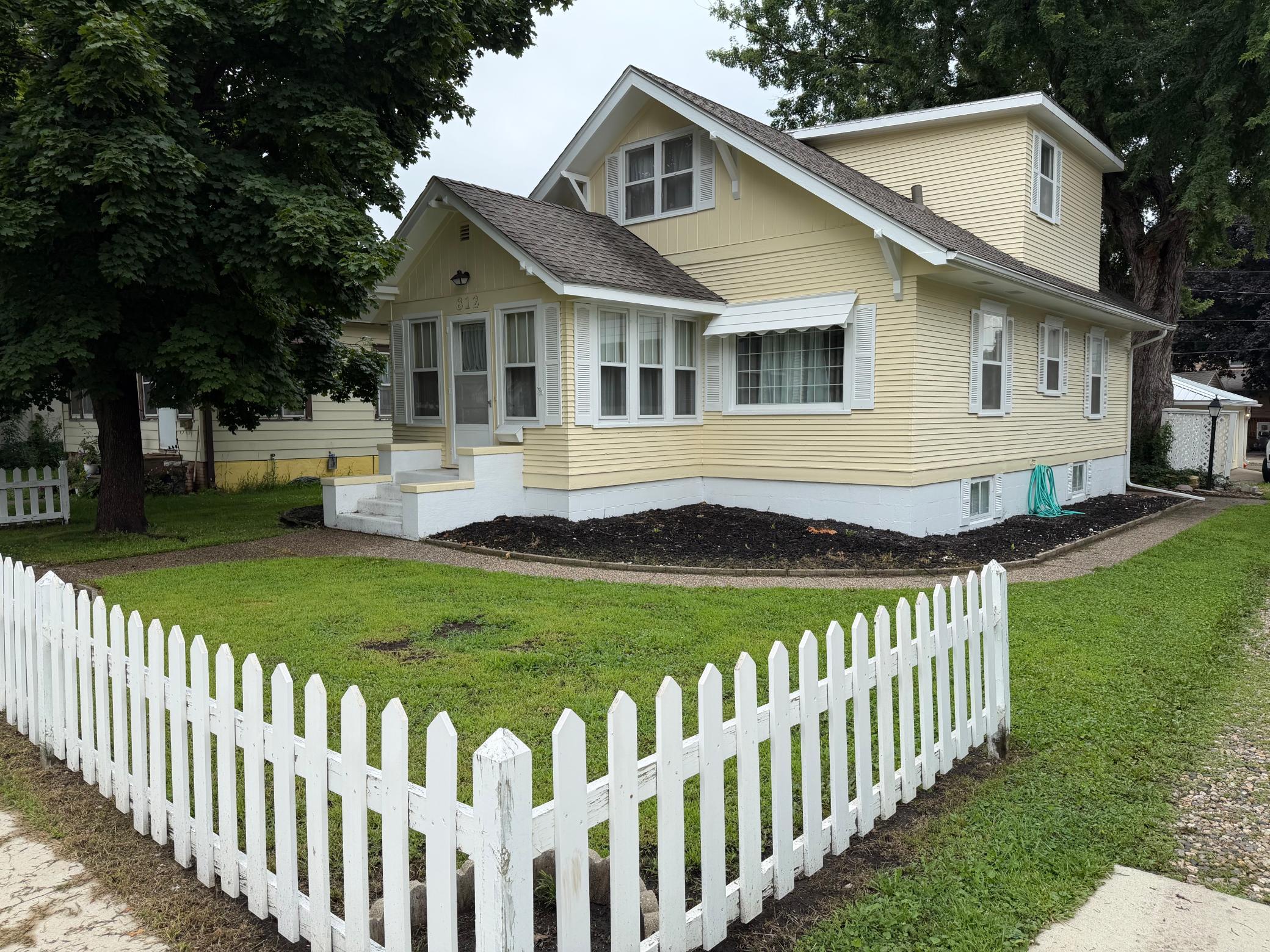 1st image of 812 Bridge Ave, Albert Lea, MN 56007 | MLS# 7124739