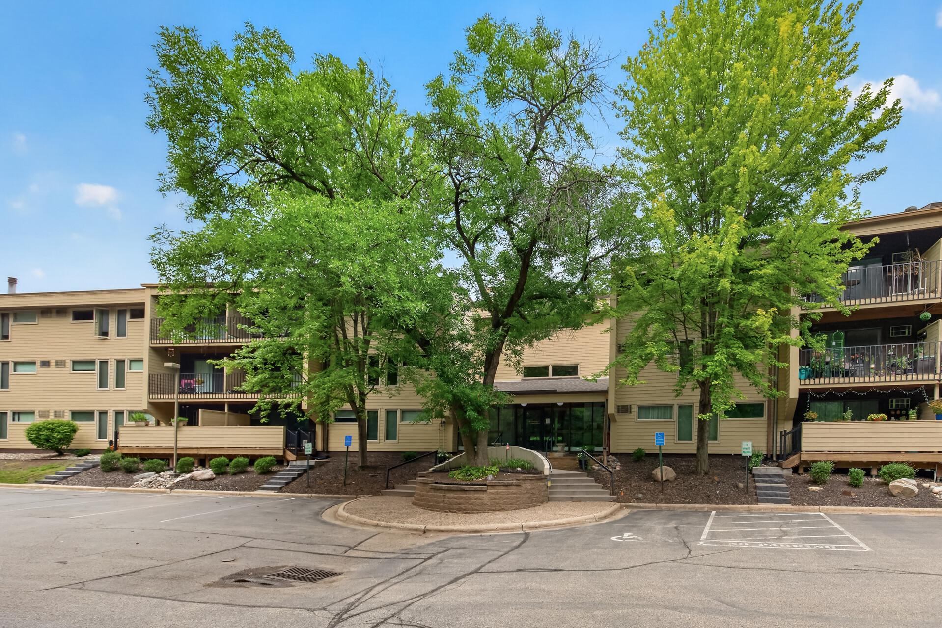 2nd image of 12600 Parkwood Dr #110, Burnsville, MN 55337 | MLS# 7125144