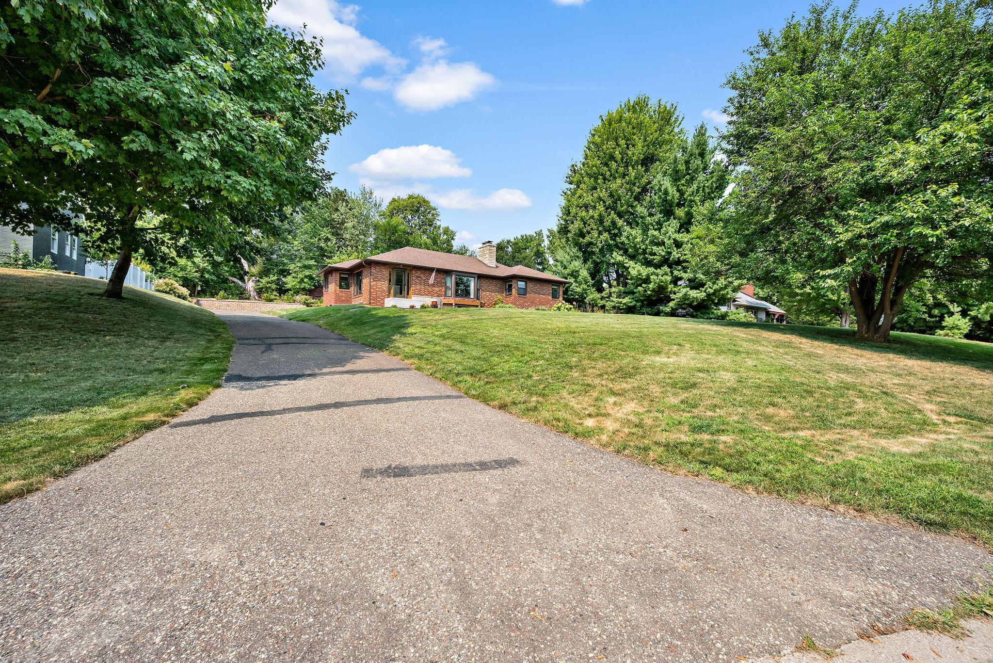 2nd image of 2005 Kenwood Dr W, Saint Paul, MN 55117 | MLS# 7125474