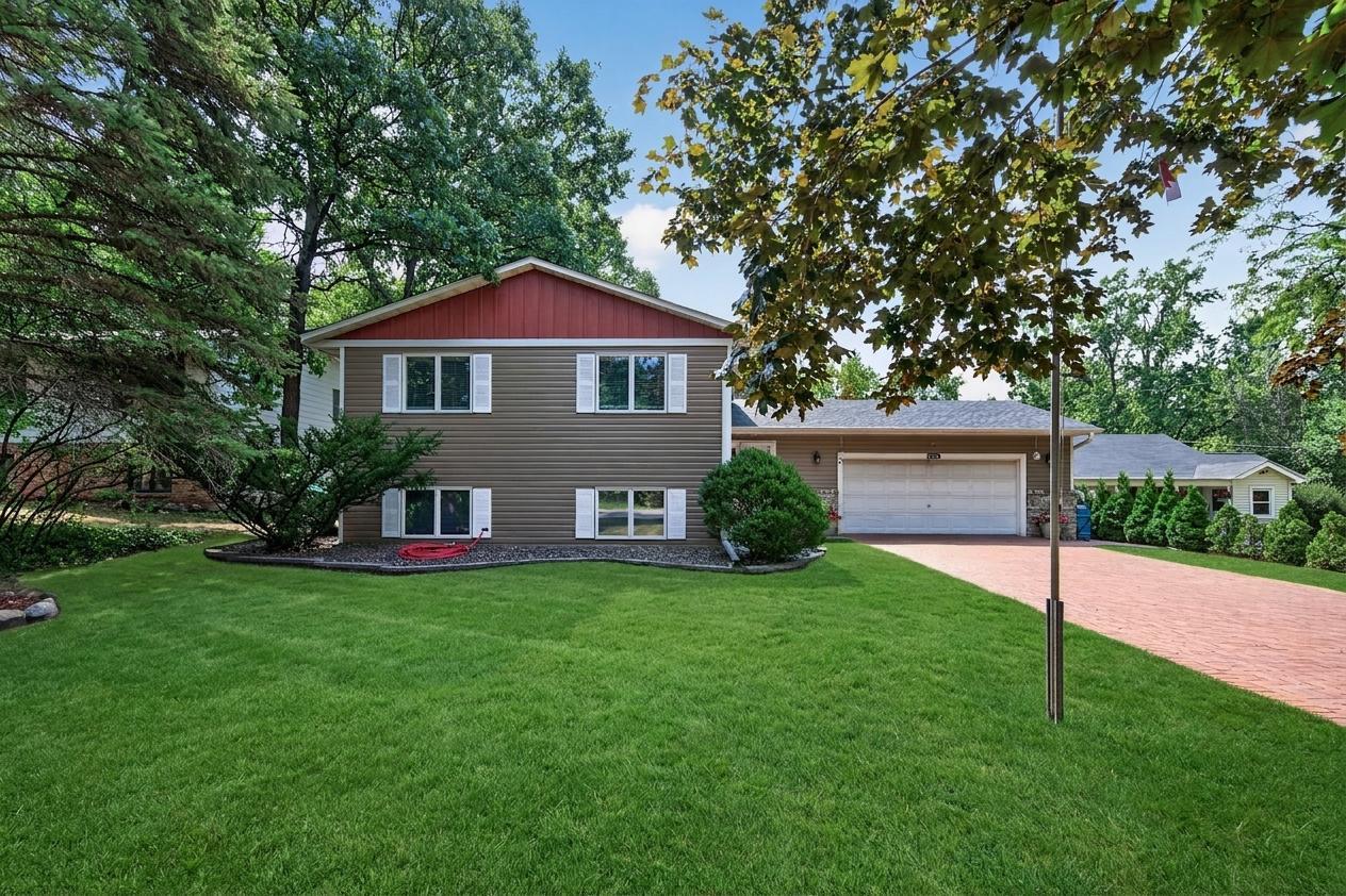 2nd image of 2048 17th Ave E, Saint Paul, MN 55109 | MLS# 7125774