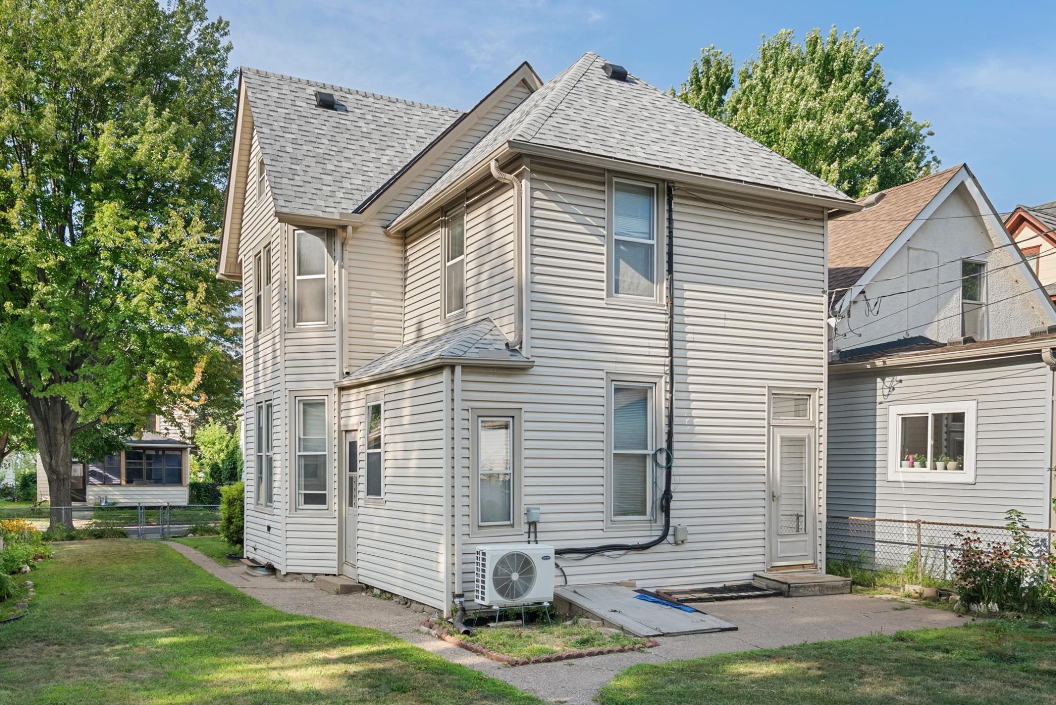 3rd image of 922 Beech St, Saint Paul, MN 55106 | MLS# 7125859