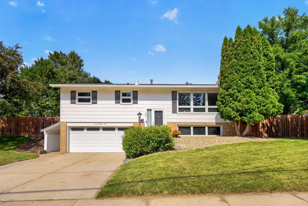 1st image of 605 Elton Hills Dr Nw, Rochester, MN 55901 | MLS# 7126180