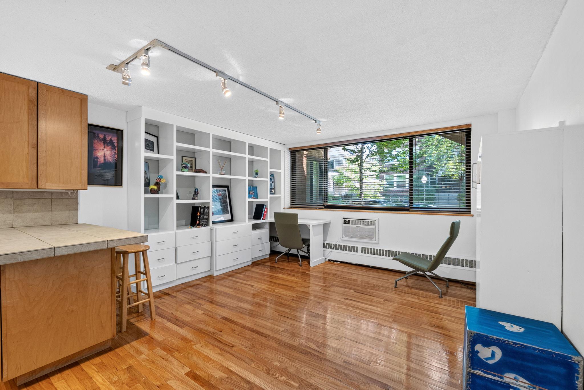 2nd image of 1912 Dupont Ave S #105, Minneapolis, MN 55403 | MLS# 7126375