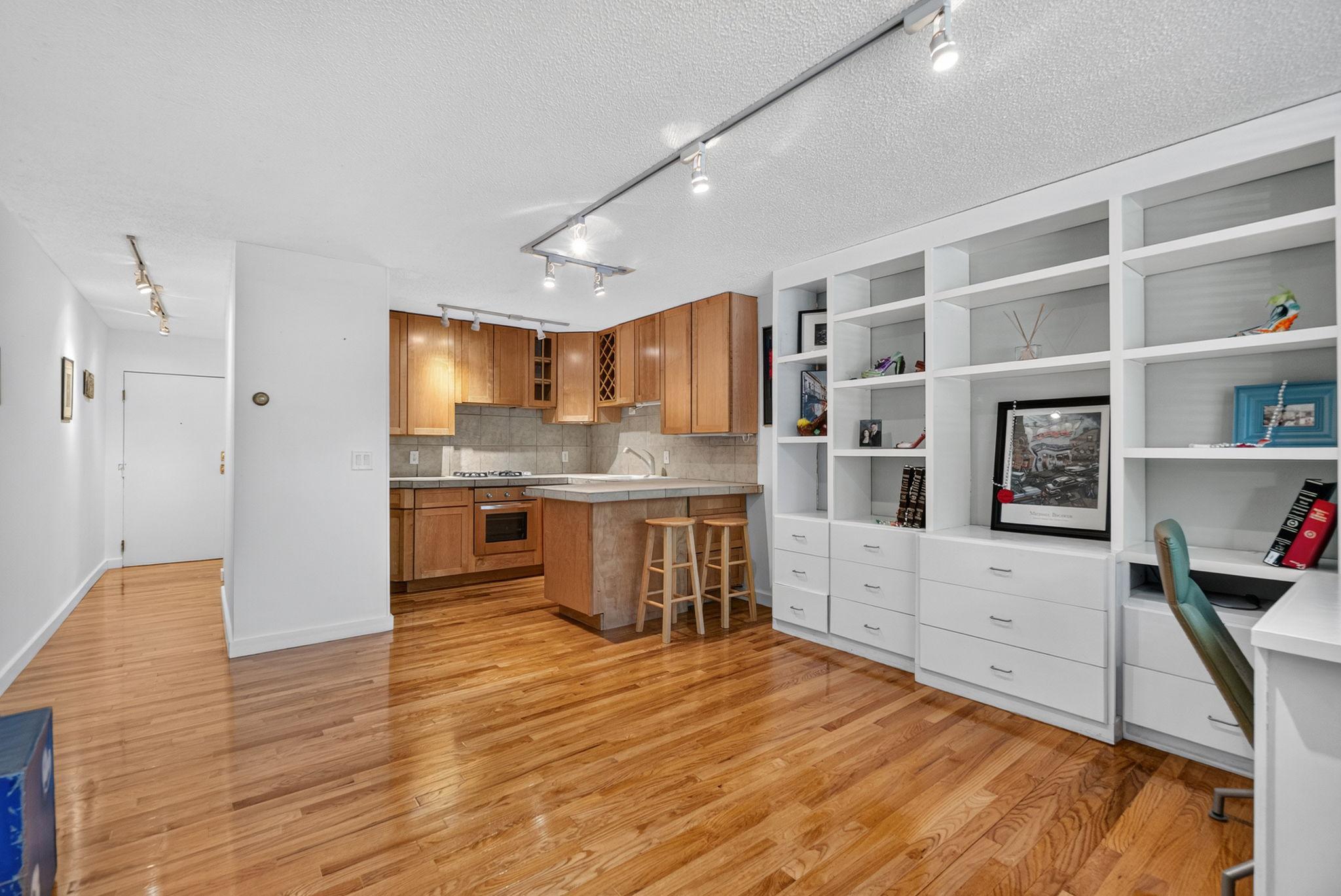 1st image of 1912 Dupont Ave S #105, Minneapolis, MN 55403 | MLS# 7126375