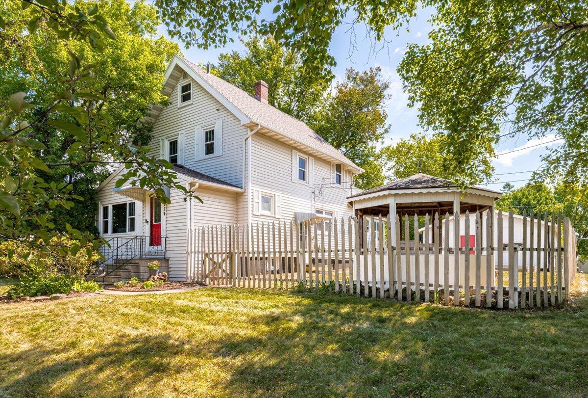 1st image of 824 E 11th St, Duluth, MN 55805 | MLS# 7126926
