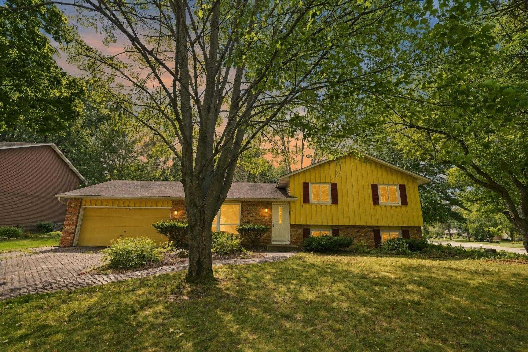 2nd image of 2527 Interlachen Dr, Stillwater, MN 55082 | MLS# 7127089