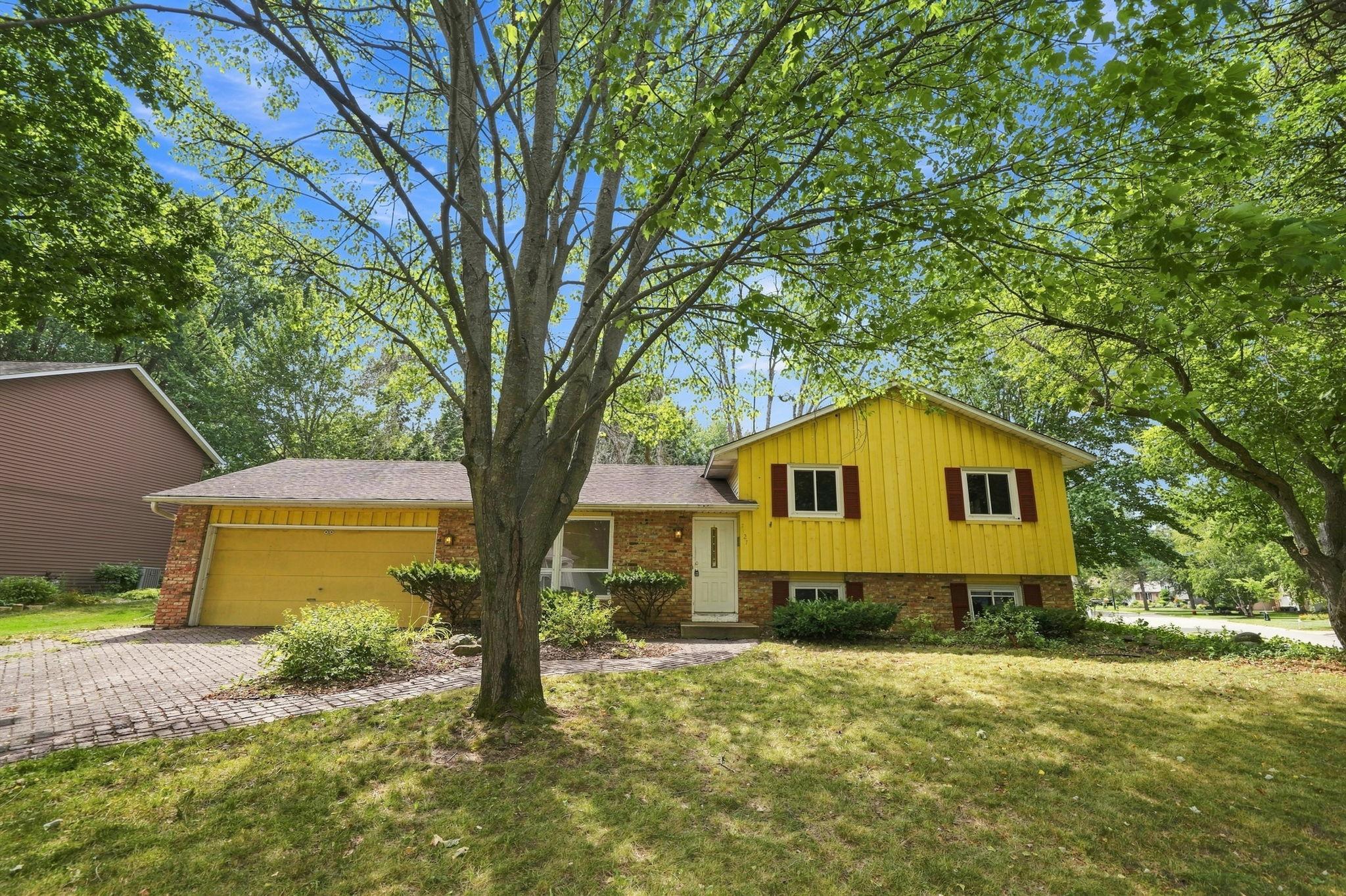 1st image of 2527 Interlachen Dr, Stillwater, MN 55082 | MLS# 7127089