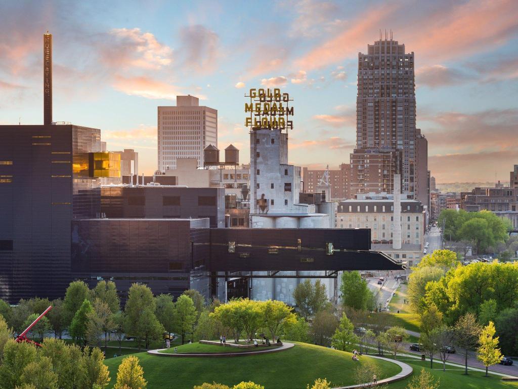 2nd image of The Carlyle, Minneapolis, MN 55401