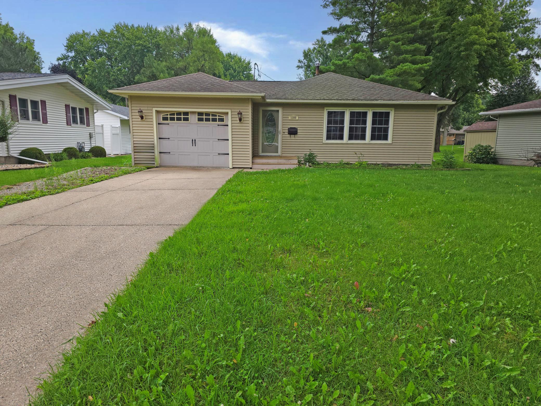 1st image of 1109 S Moore St, Blue Earth, MN 56013 | MLS# 7127741